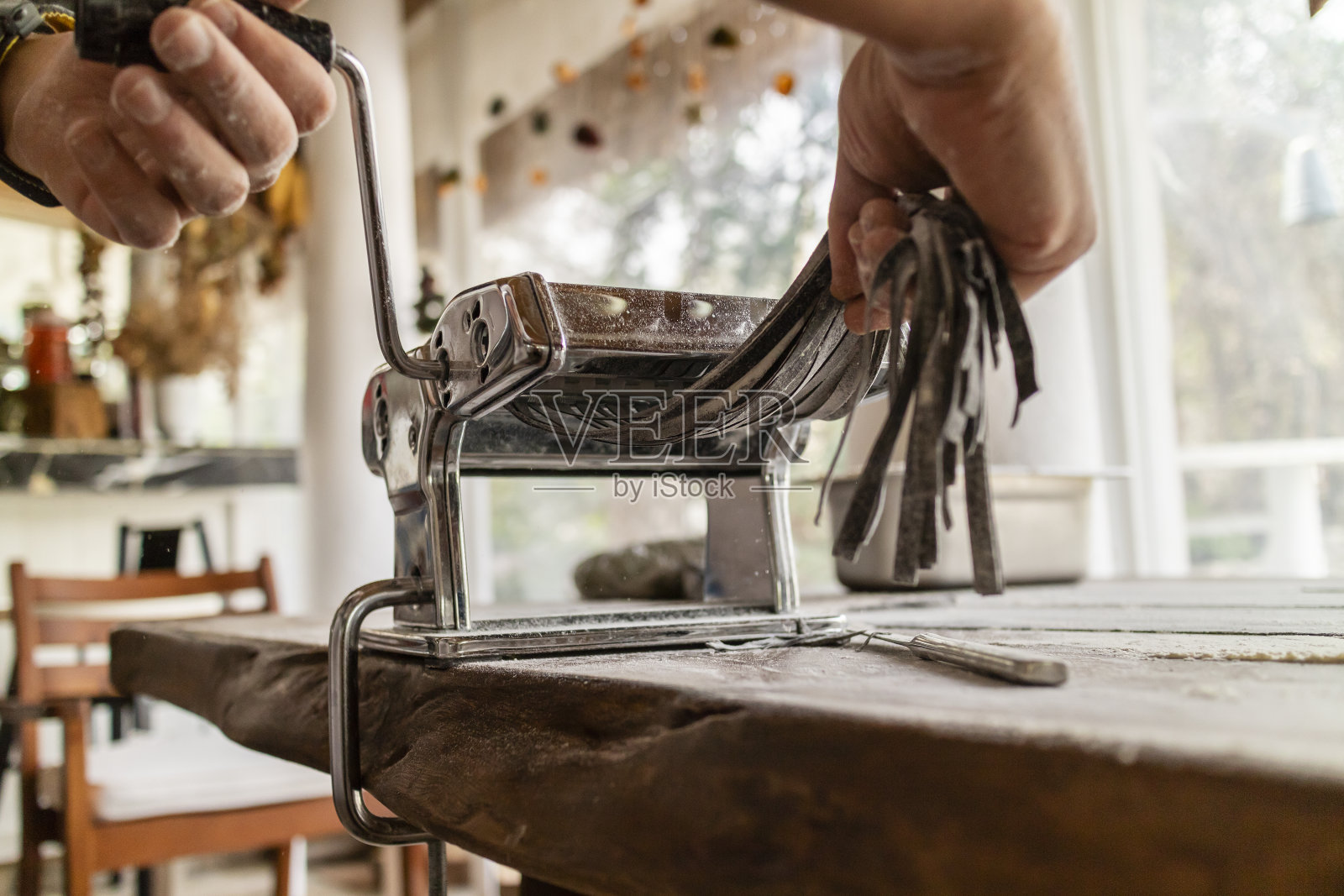 厨师自制新鲜意大利面照片摄影图片