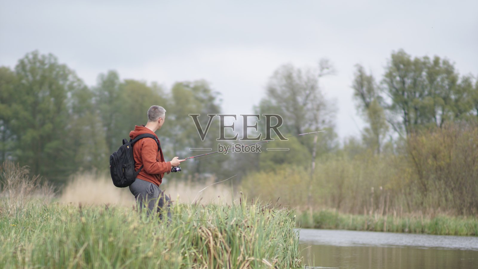 渔人在美丽的草地上,春天来了照片摄影图片