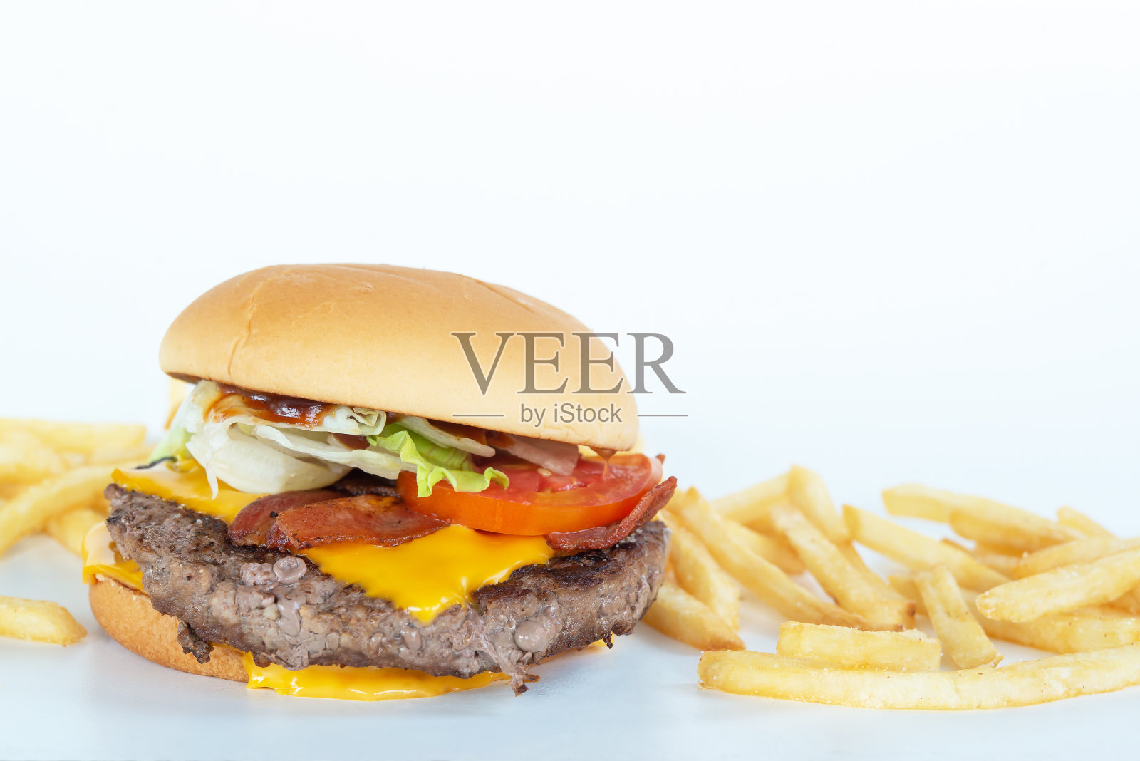 汉堡包和炸薯条,美味的汉堡包和炸薯条孤立在白色的背景照片摄影图片