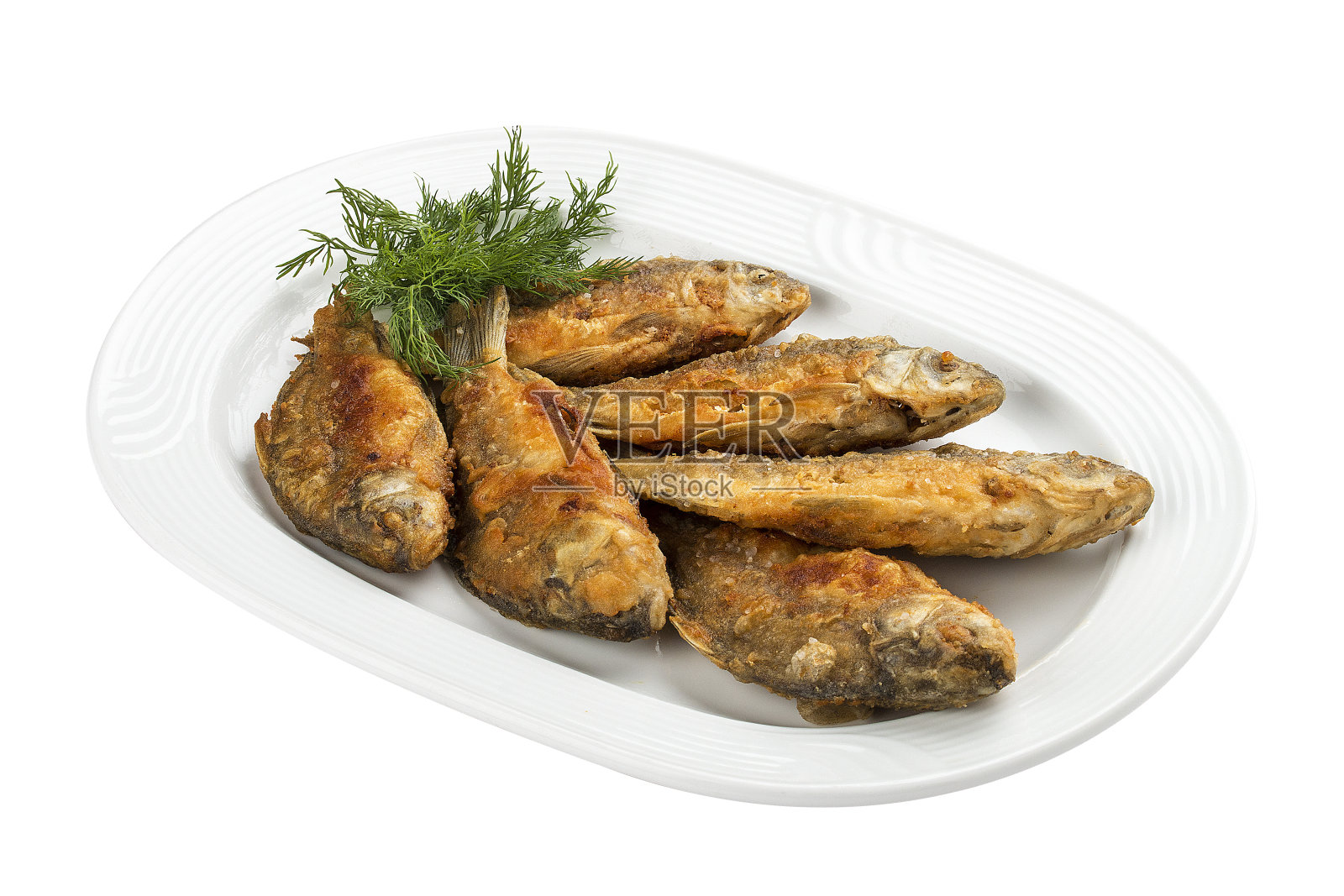 白盘子里的煎鲤鱼照片摄影图片