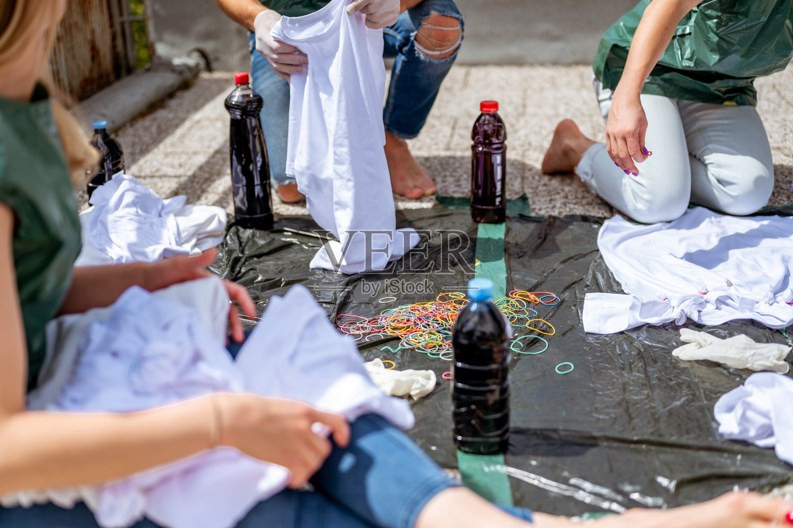 一群年轻人在户外屋顶上做扎染衣服照片摄影图片