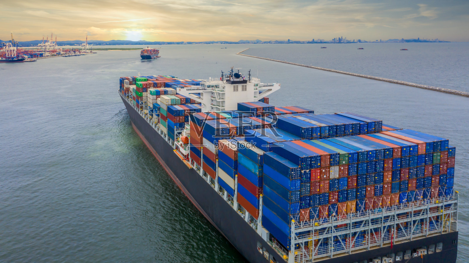 集装箱货船,海运货运船舶,全球业务进出口贸易贸易物流和运输世界各地的集装箱货船船在公海。照片摄影图片