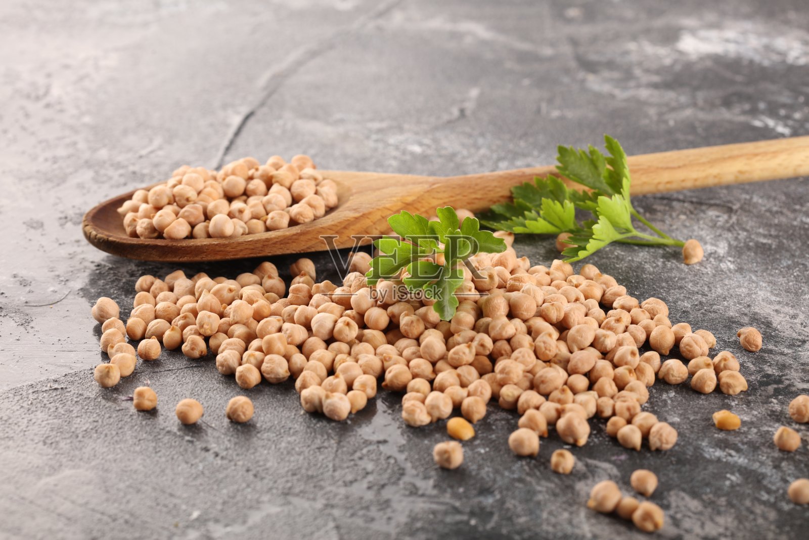 一碗生鹰嘴豆。鹰嘴豆是有营养的食物。健康和素食者照片摄影图片