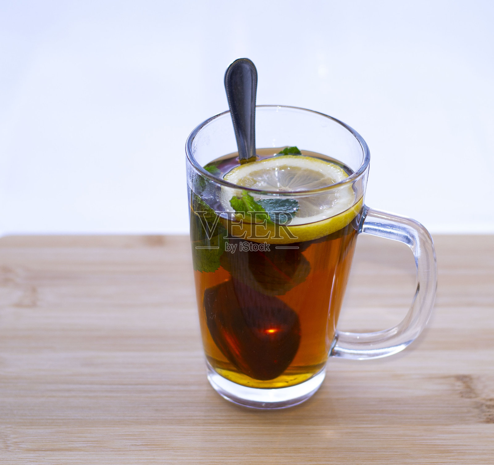 用透明玻璃杯盛早茶,加柠檬和薄荷照片摄影图片