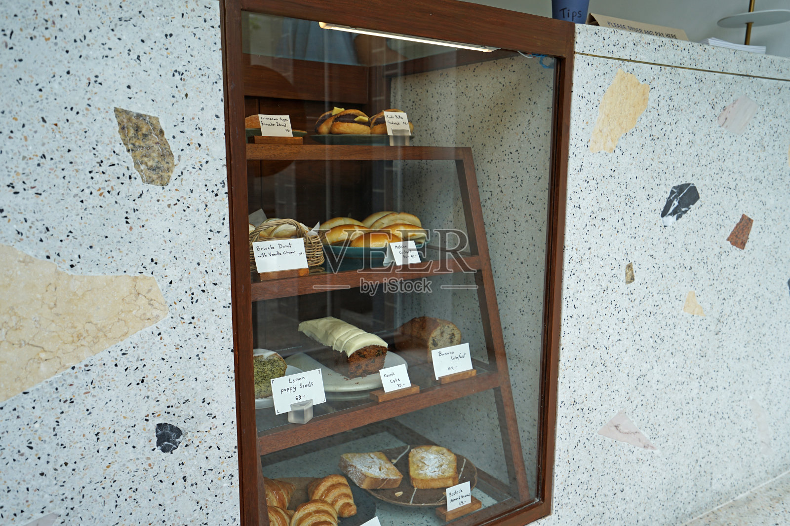 木制和大理石的烘焙糕点展示展示盒照片摄影图片