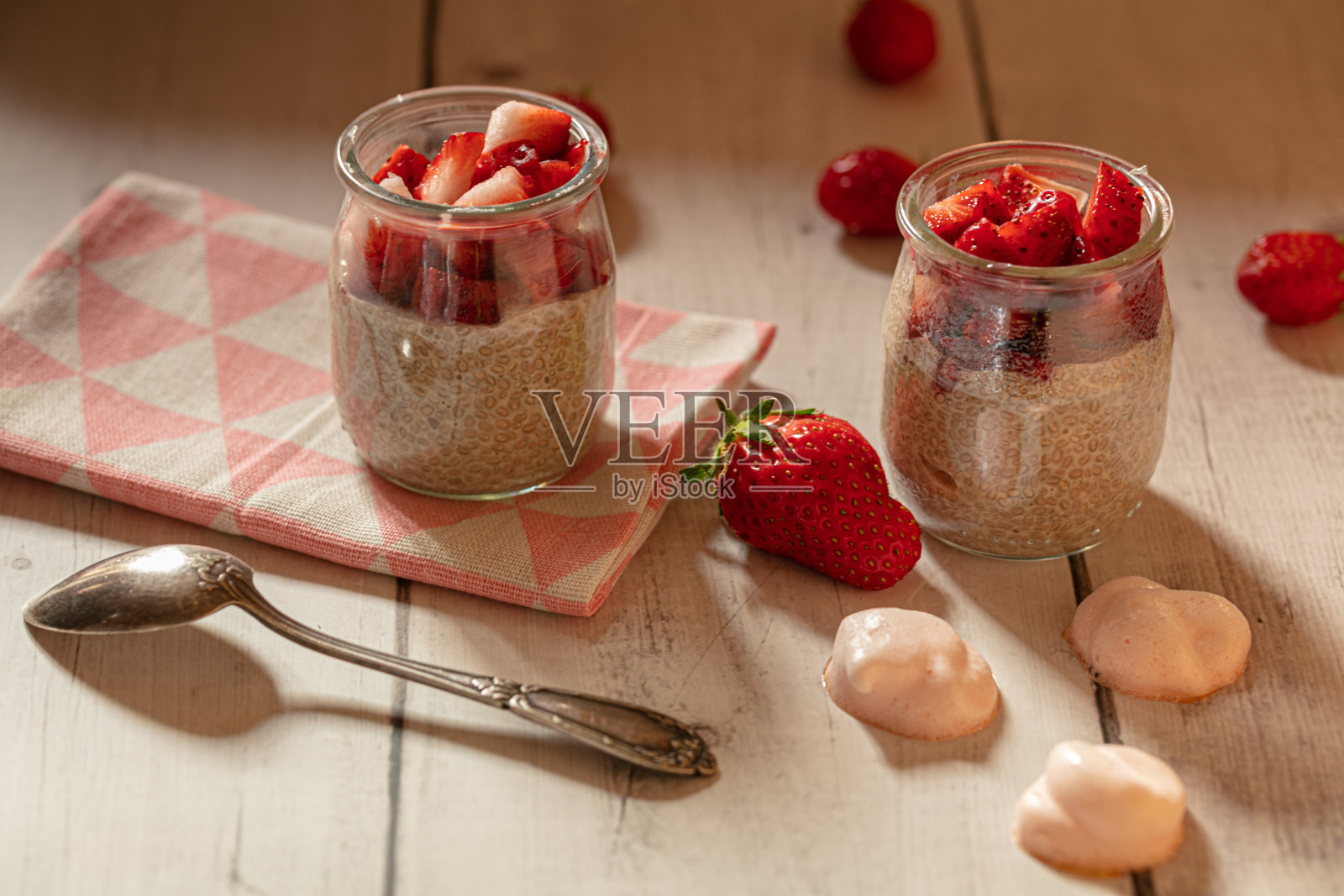 布丁加奇亚和草莓照片摄影图片