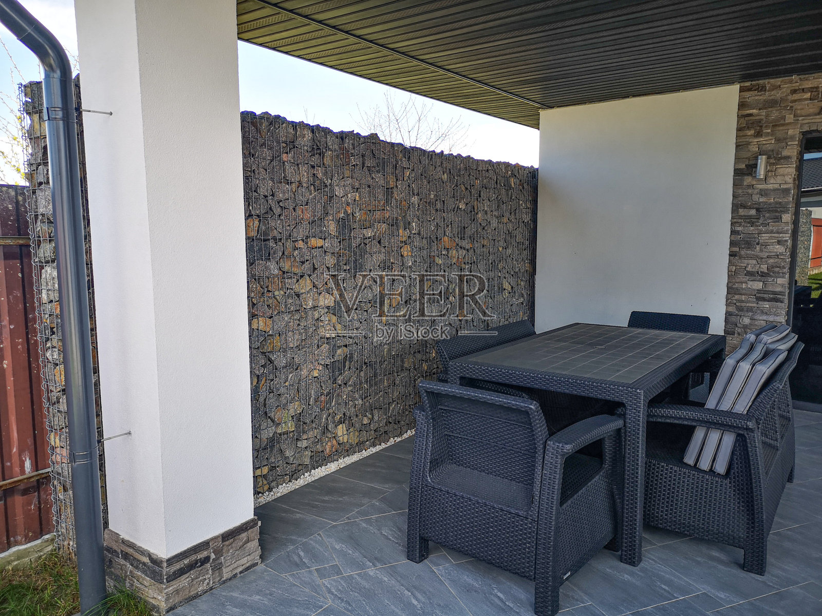 户外夏季家具附近的石头照片摄影图片