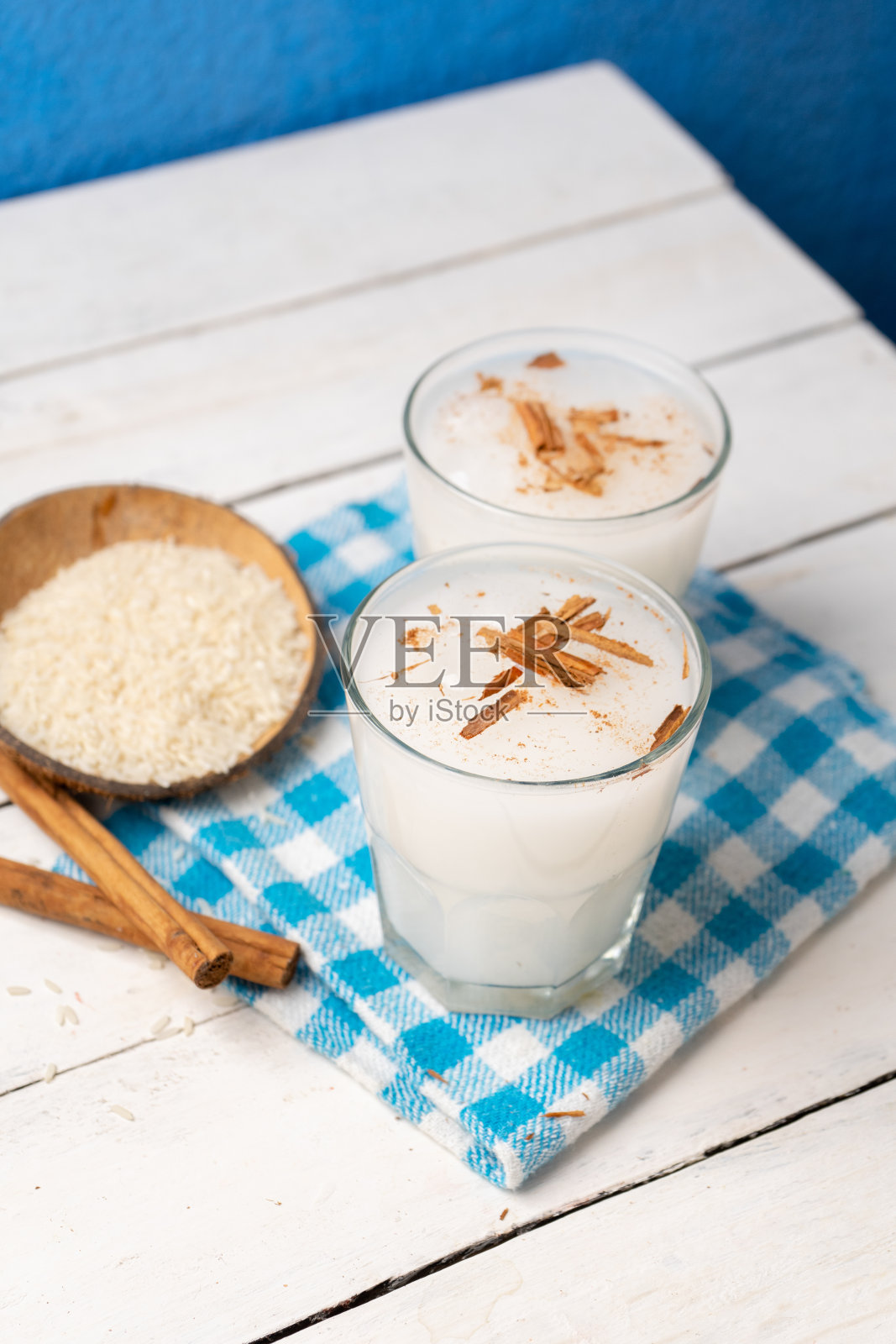 墨西哥米与肉桂在白色的背景照片摄影图片