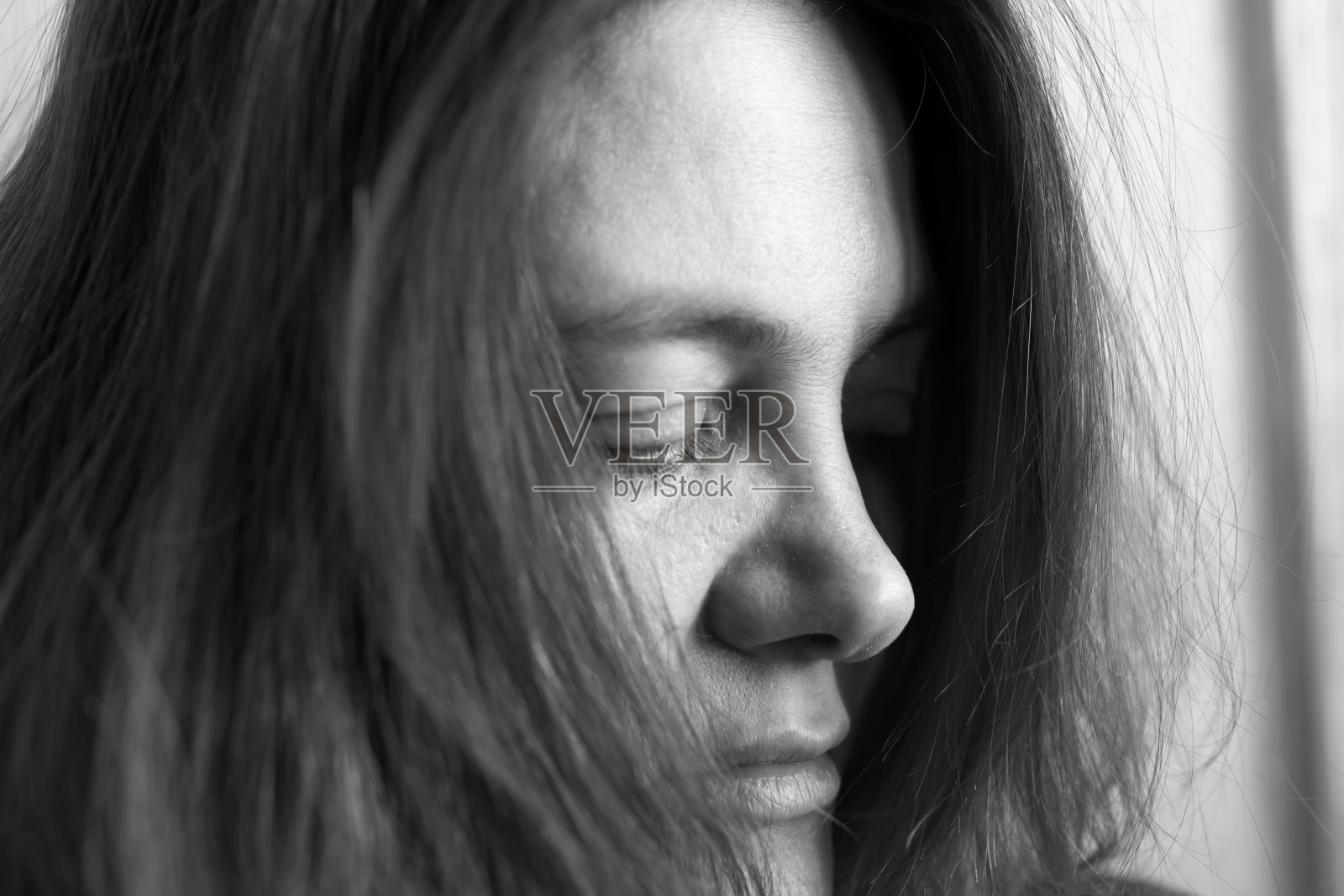 一个忧郁忧郁的长发少女的肖像照片摄影图片