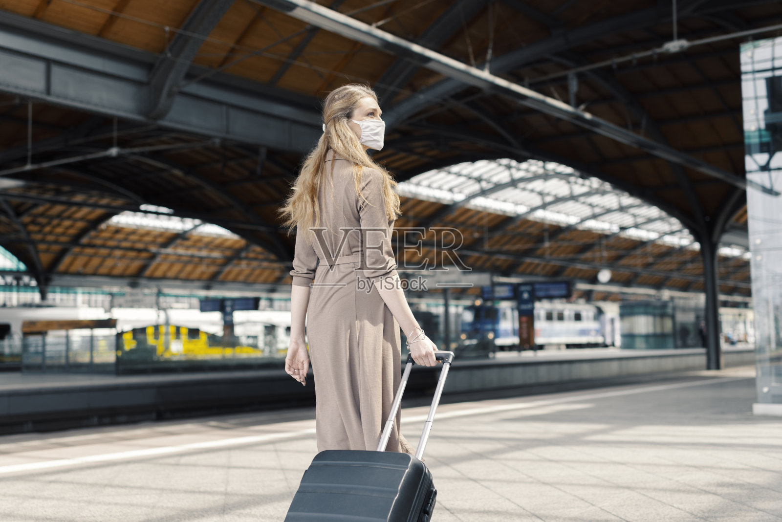 封锁期间出行照片摄影图片