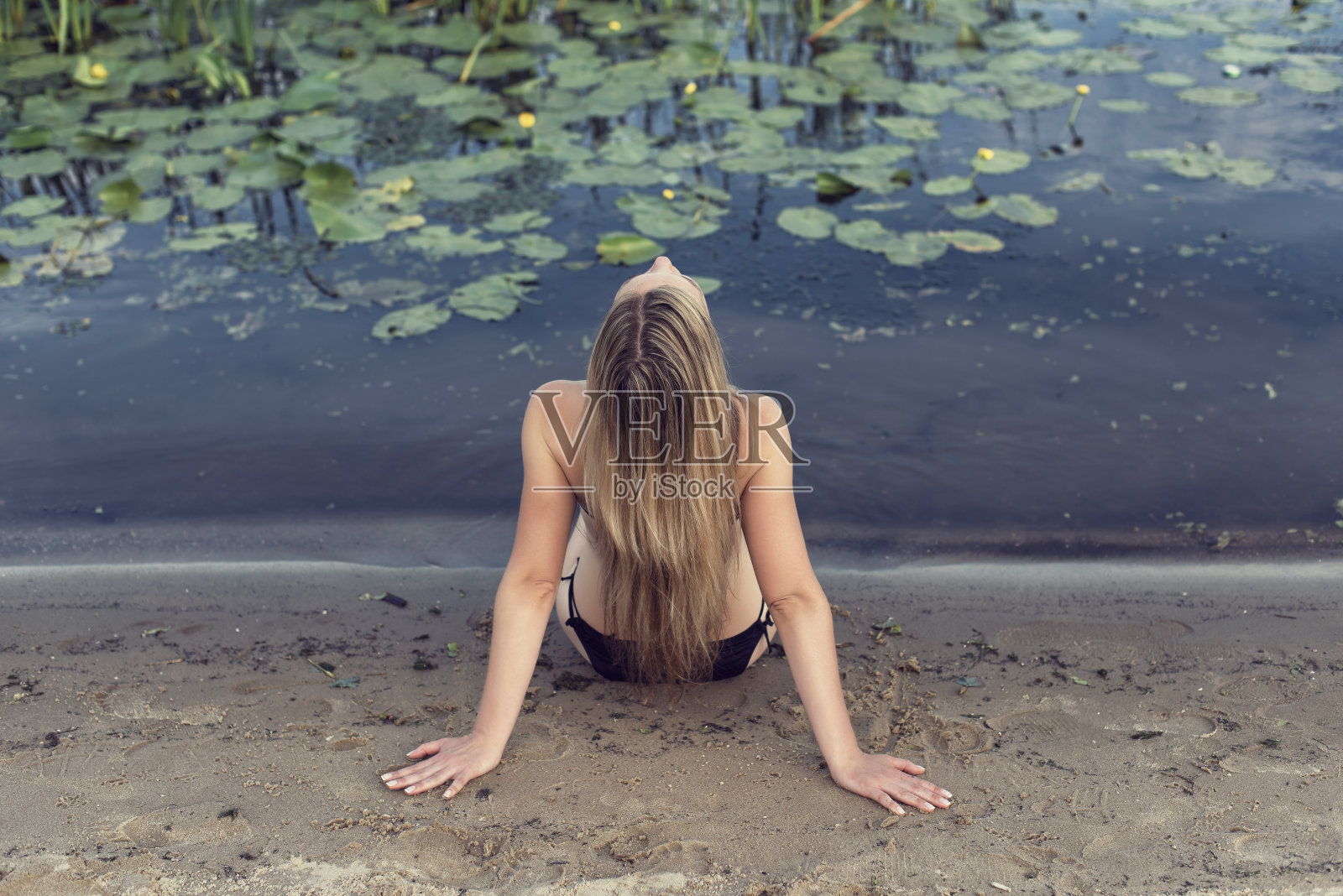 和一个穿泳衣的女人在海滩上散步照片摄影图片