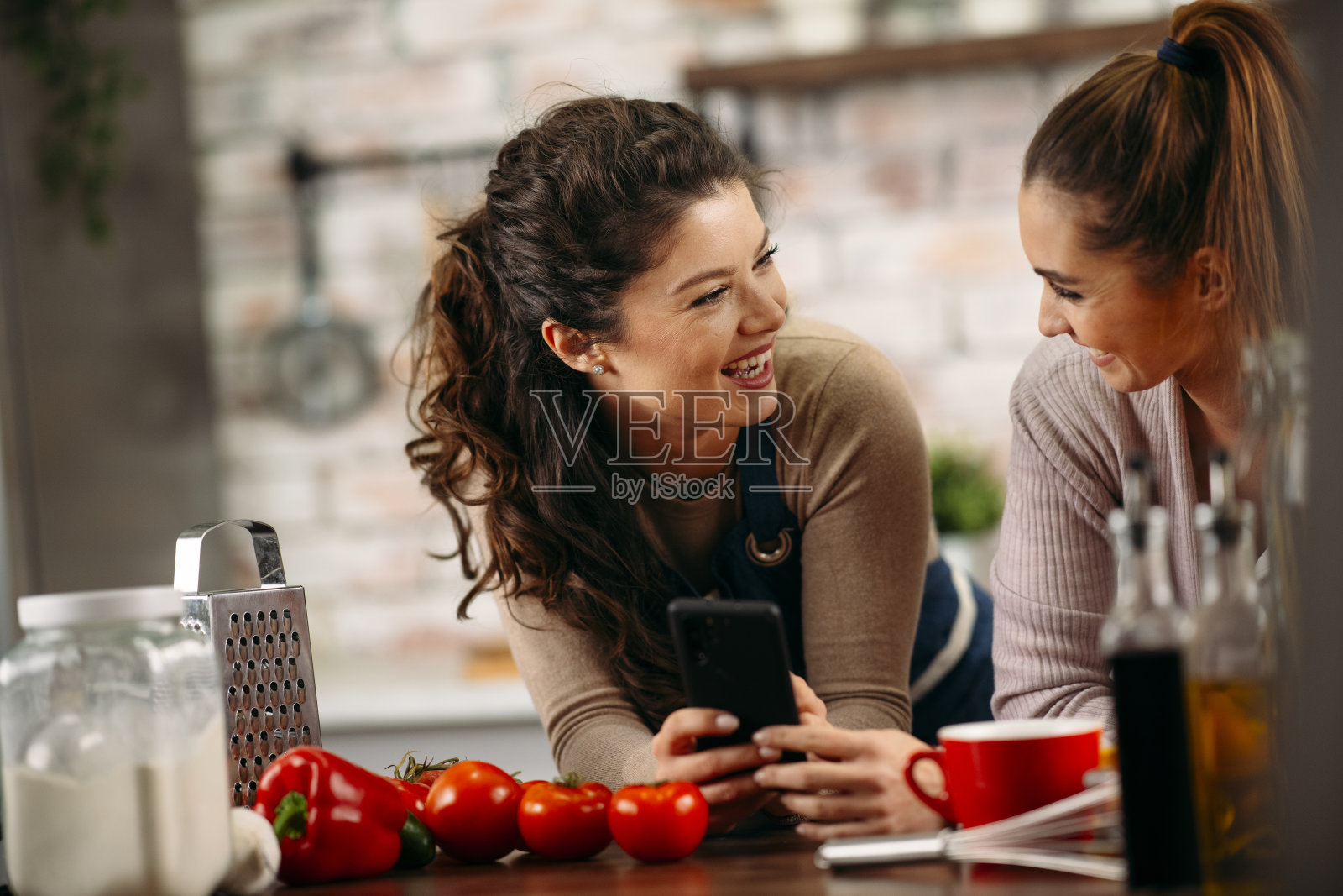 漂亮的女朋友在厨房做饭照片摄影图片