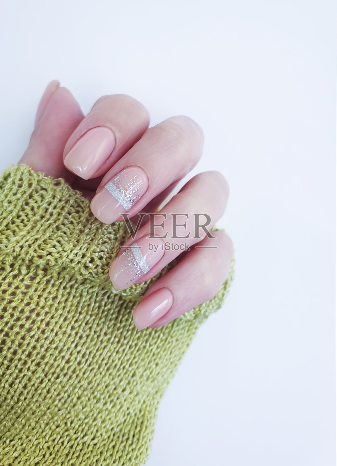 女性手指甲漂亮的美甲毛衣照片摄影图片