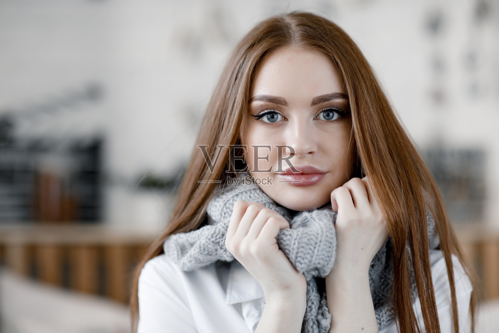 美丽的年轻女子,长头发在家里为照相机摆姿势。照片摄影图片