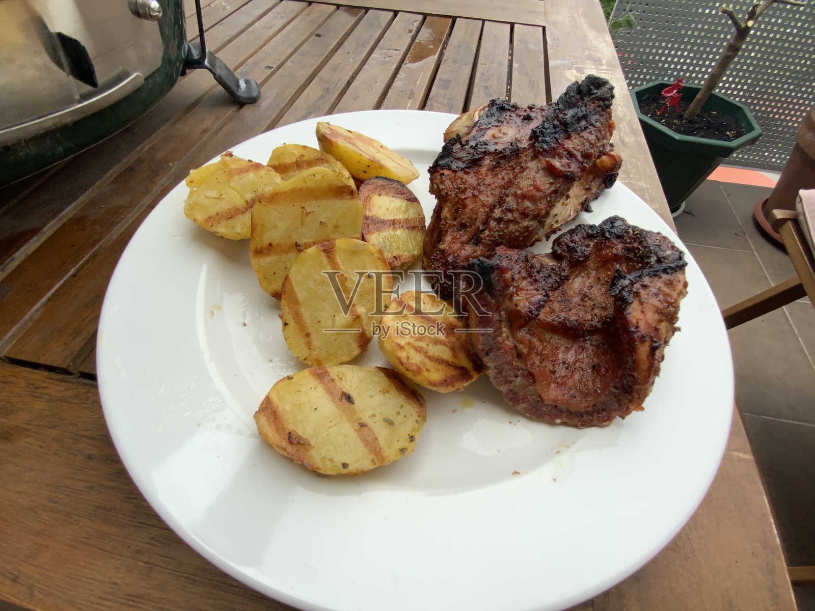 可在铁架、薯条和牛扒上烧烤照片摄影图片