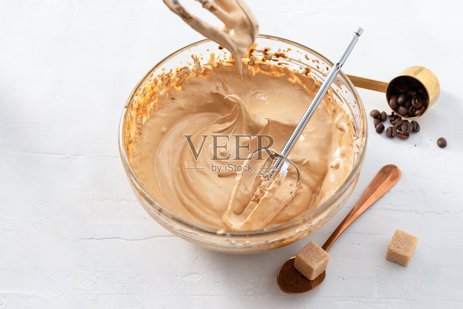 Dalgona咖啡。照片摄影图片