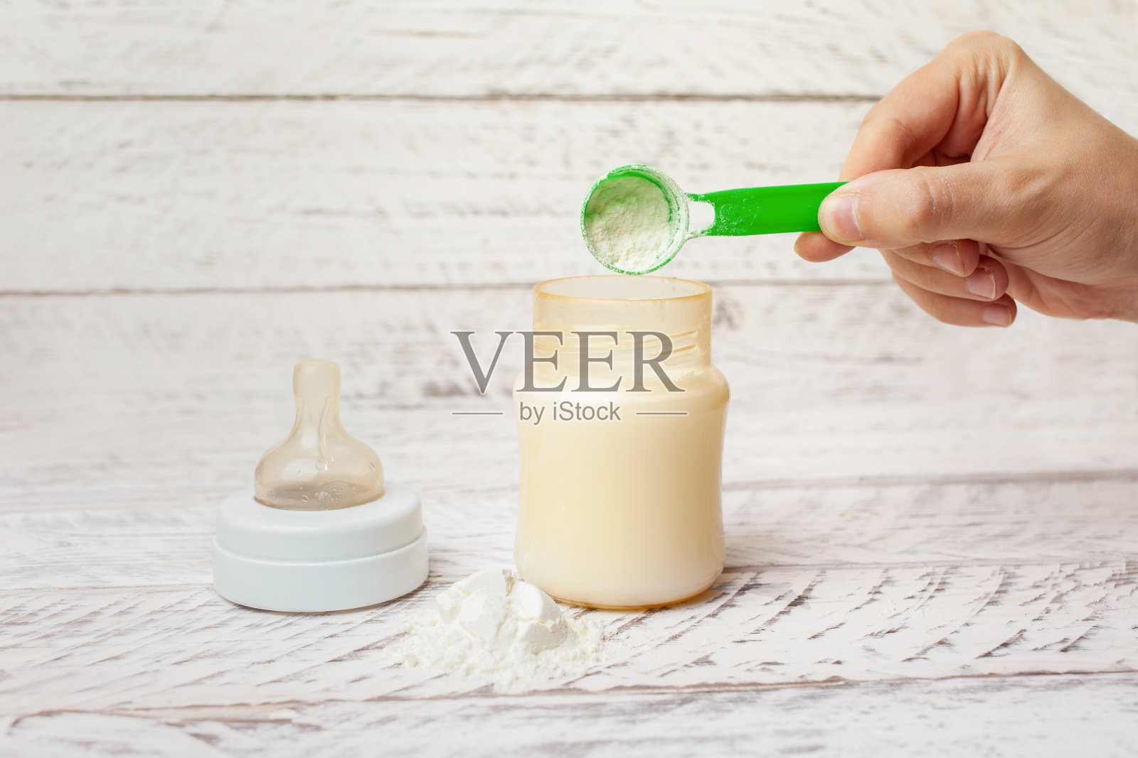 新生儿的人工营养照片摄影图片