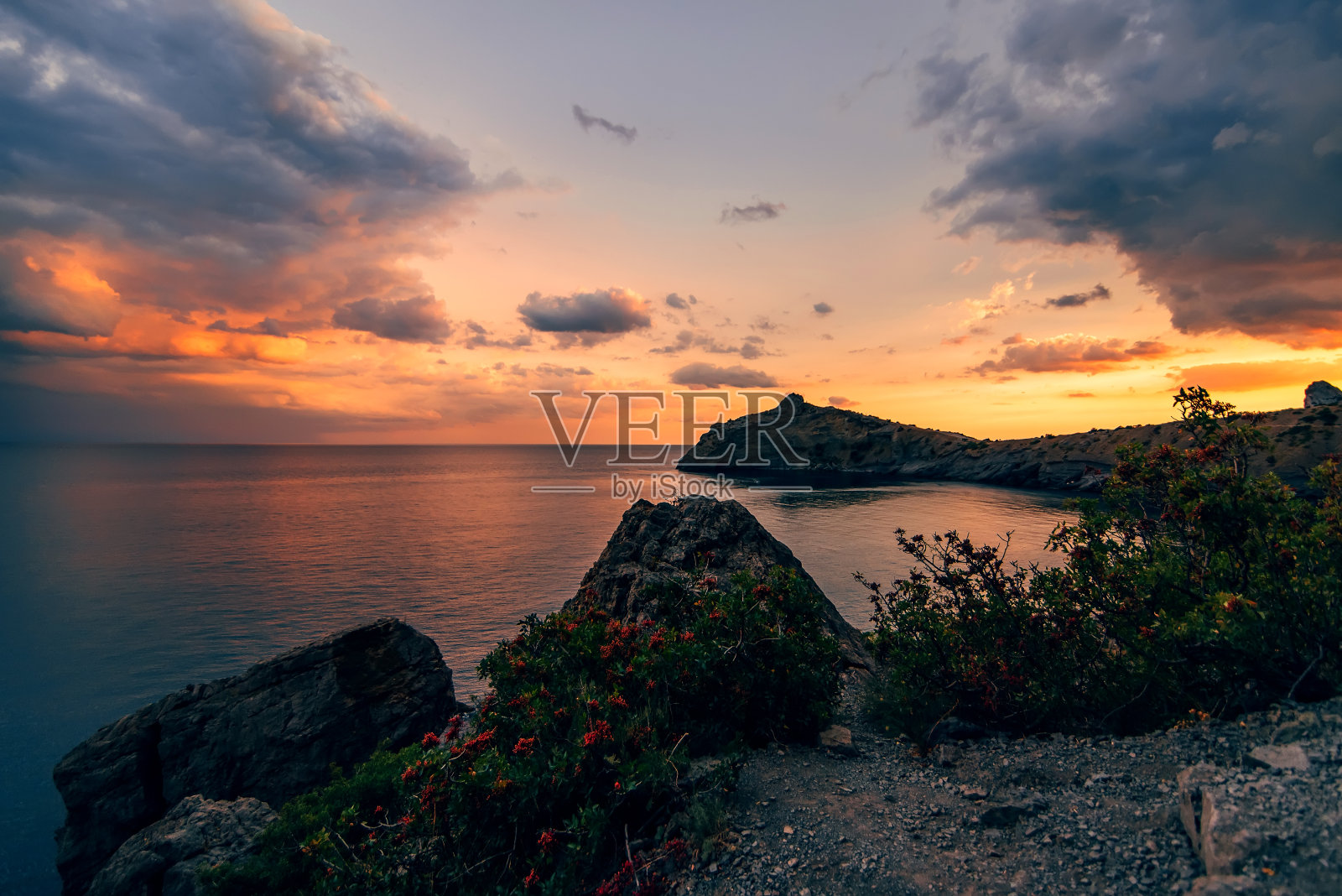 在夏天的海上和山上,鲜艳的日落照片摄影图片