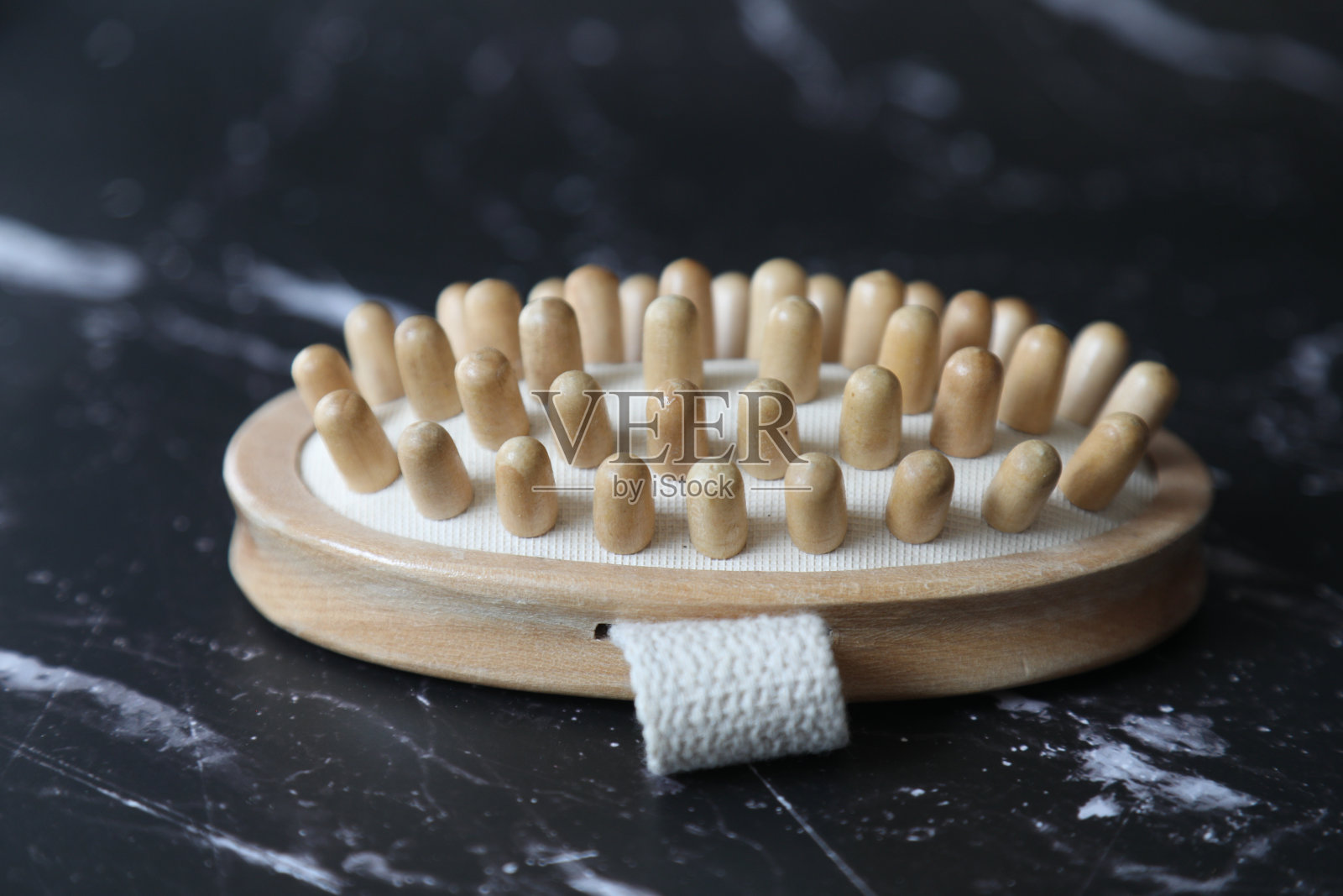 按摩工具上的黑色大理石支持。放松的手套照片摄影图片