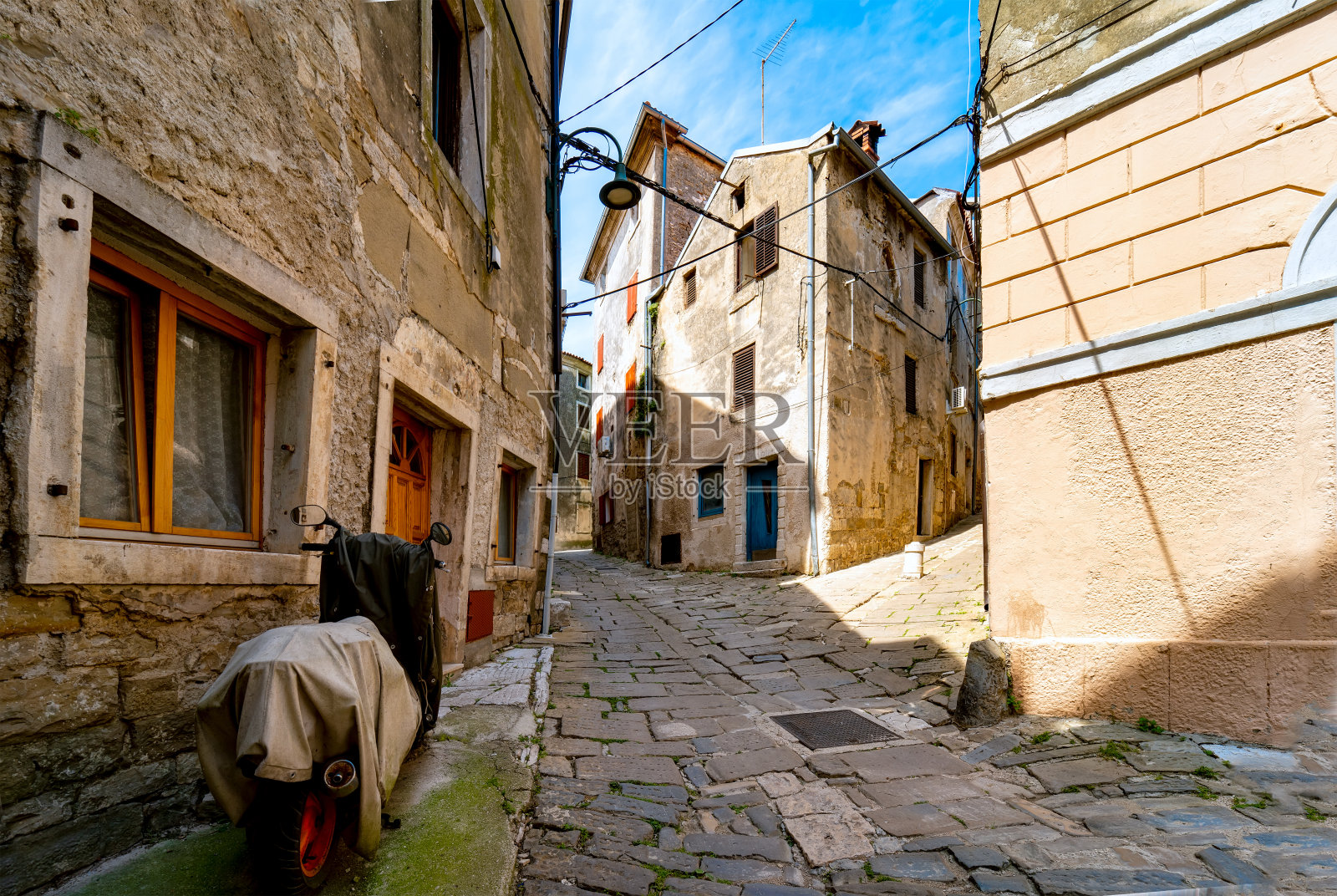 克罗地亚伊斯特里亚布耶的一条狭窄街道照片摄影图片