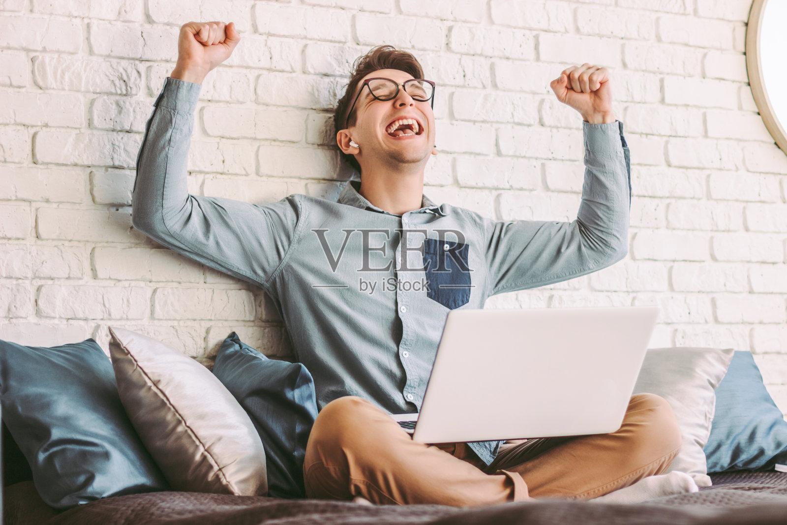 成功的潮男自由职业者在家感到高兴和兴奋照片摄影图片