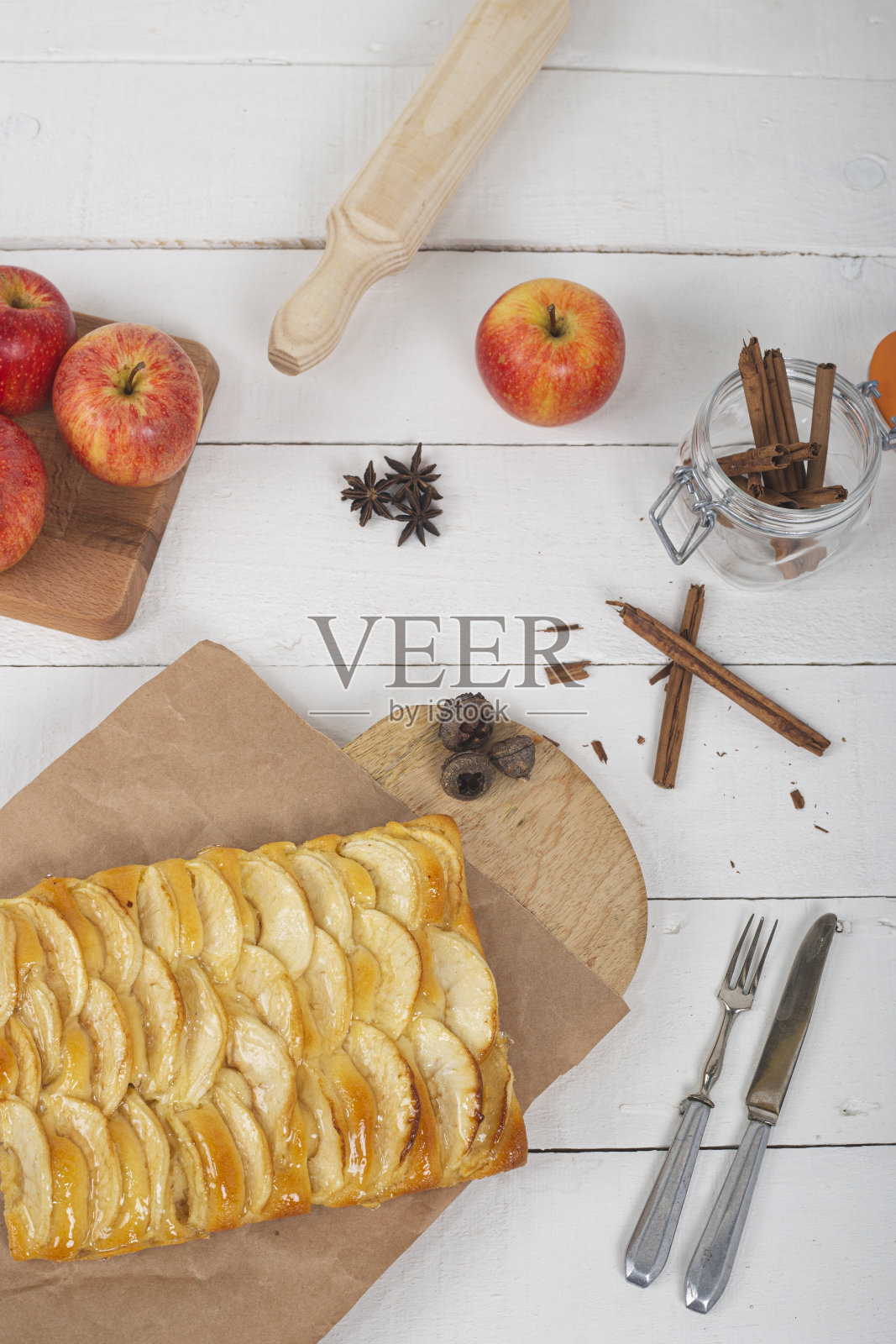 苹果派与奶油蛋卷面团在白色的乡村木制背景。前视图。垂直的图像。照片摄影图片