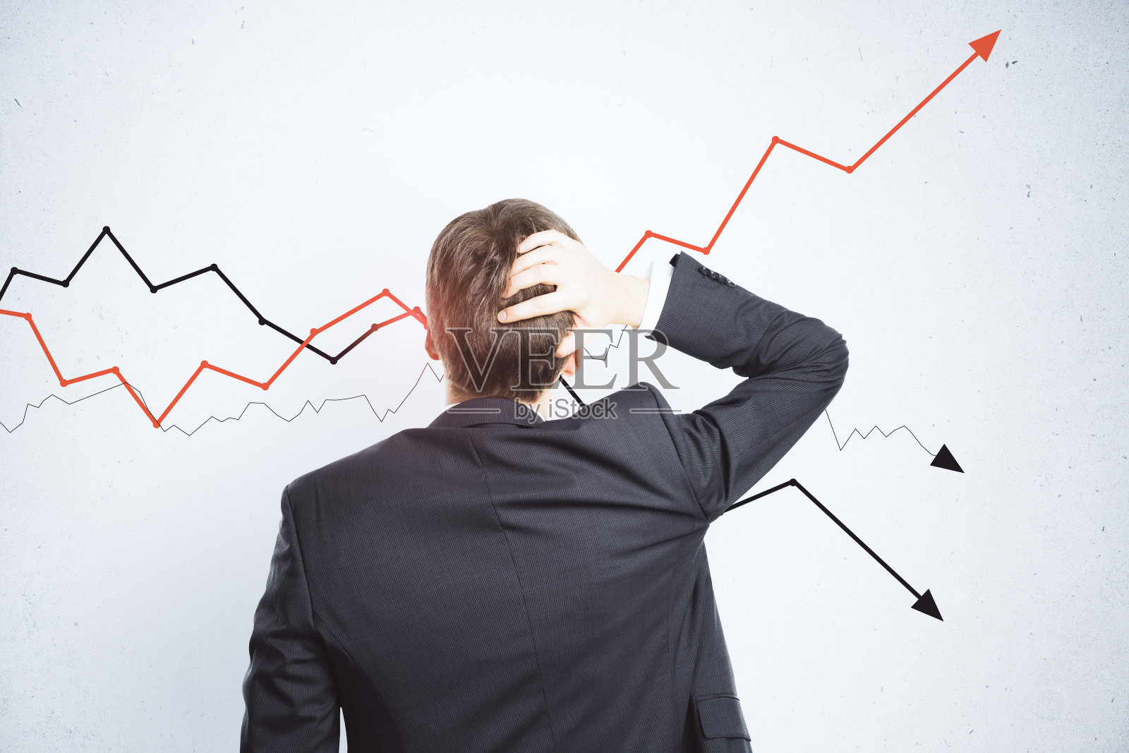 西装革履的精明商人盯着箭头。照片摄影图片