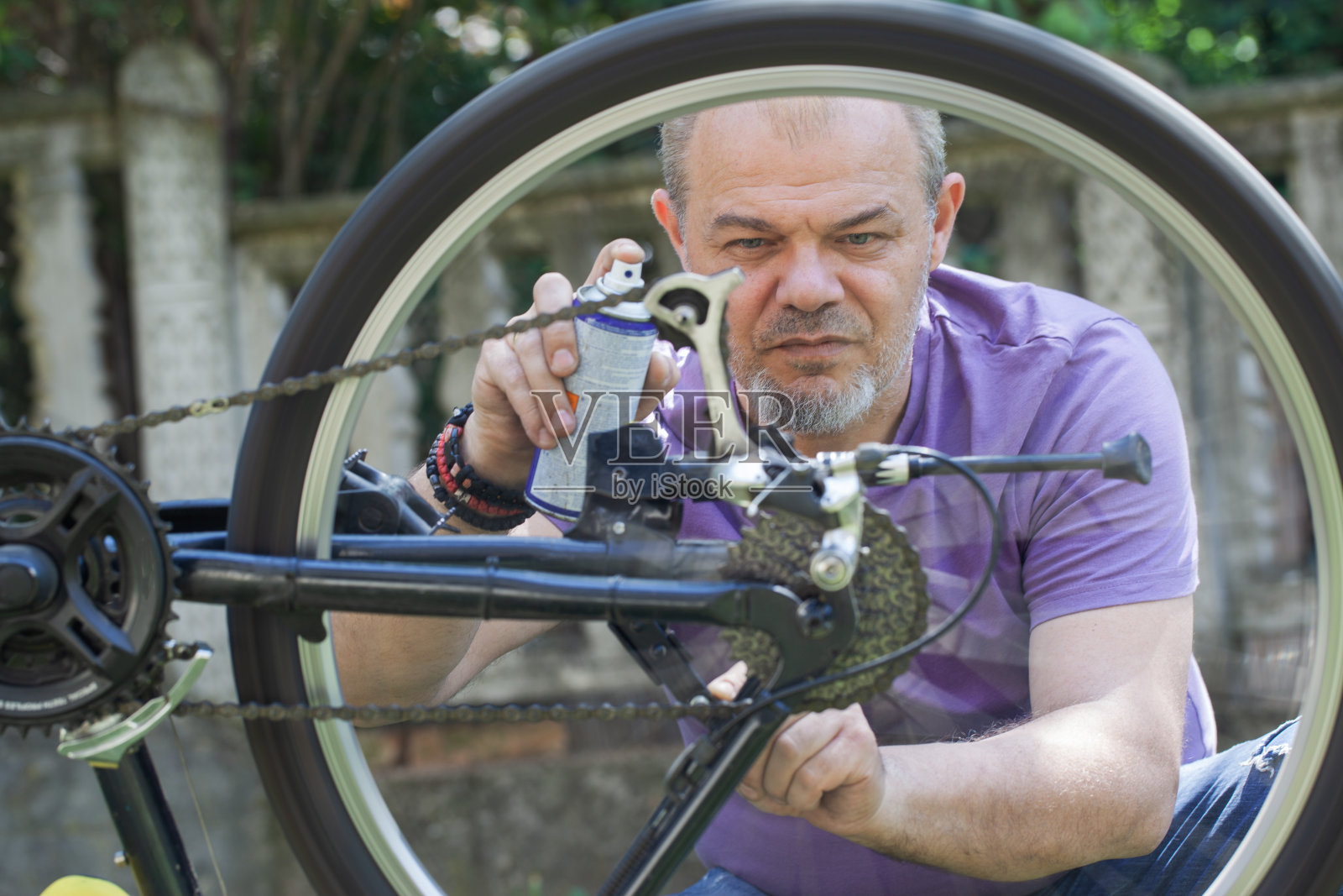 人修理自行车照片摄影图片