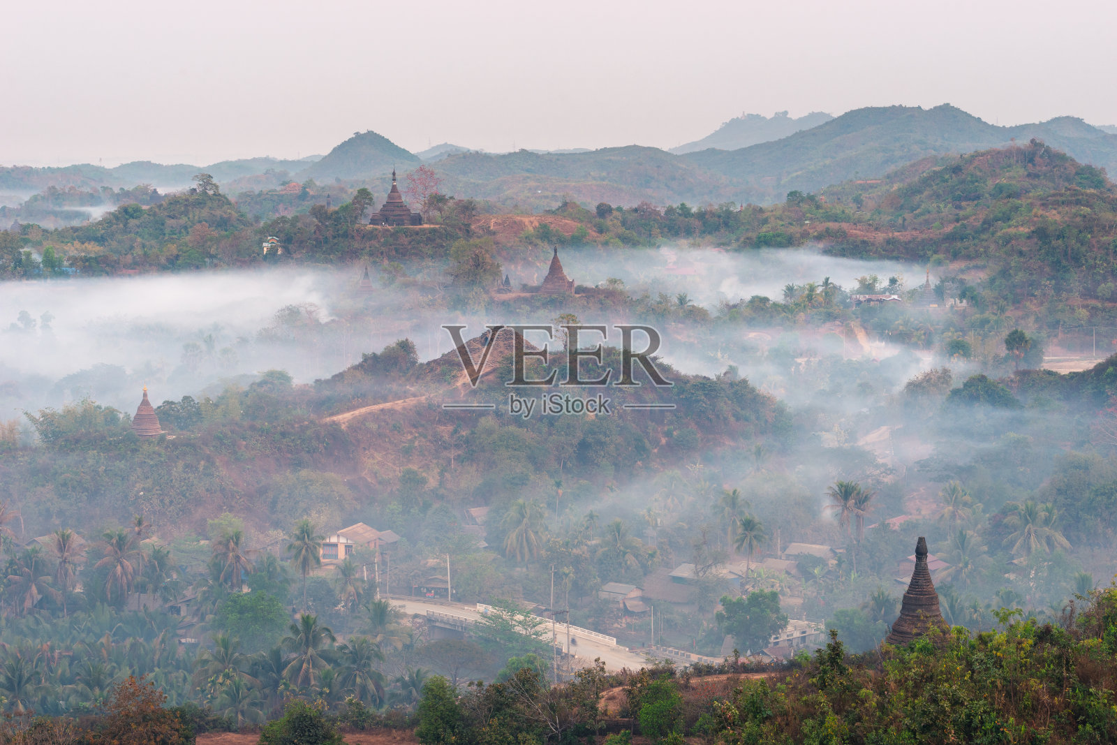 缅甸若开邦Mrauk U古城,层峦叠嶂,古庙宝塔云雾缭绕,景色优美照片摄影图片