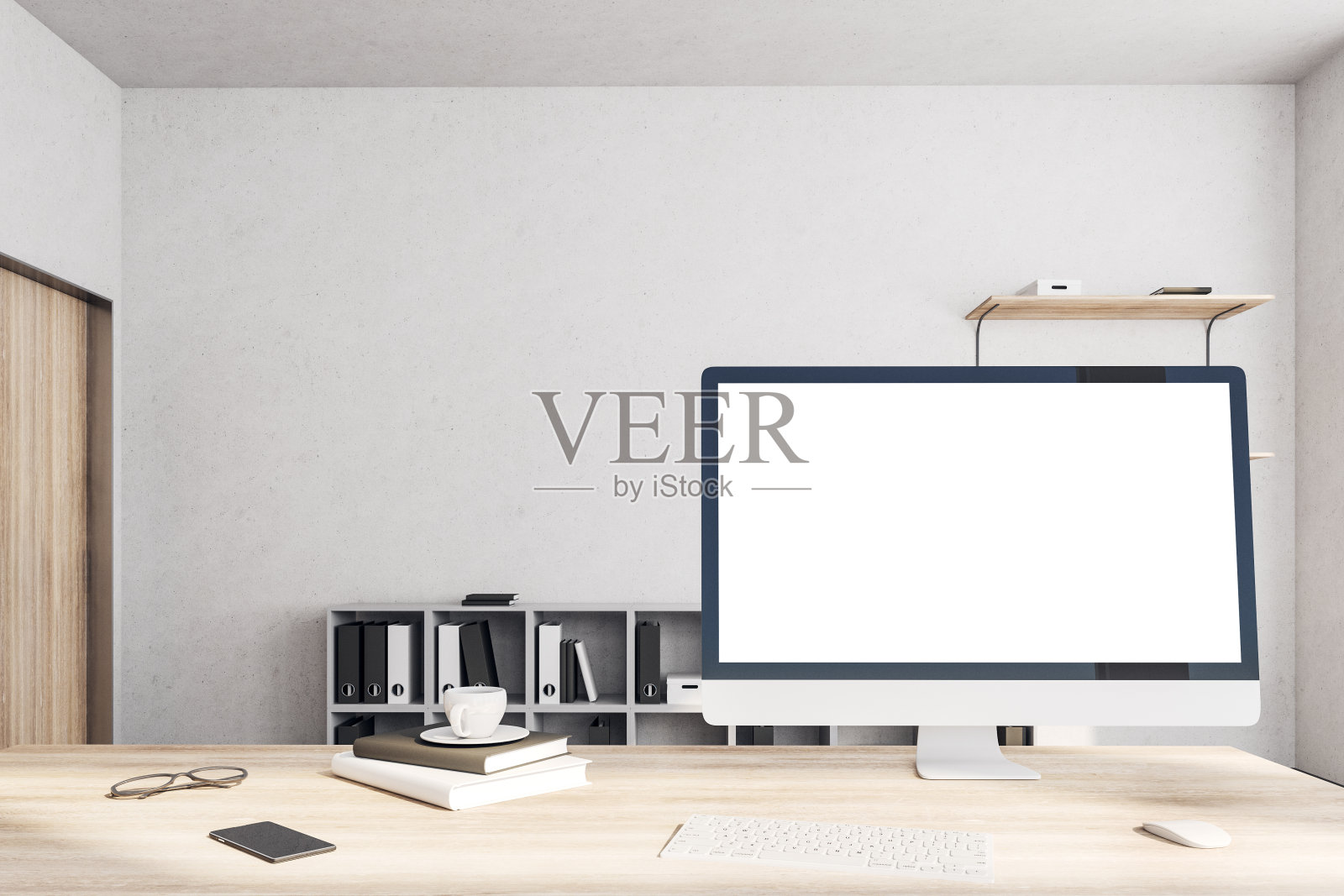 设计师的桌面与空白的白色电脑屏幕照片摄影图片