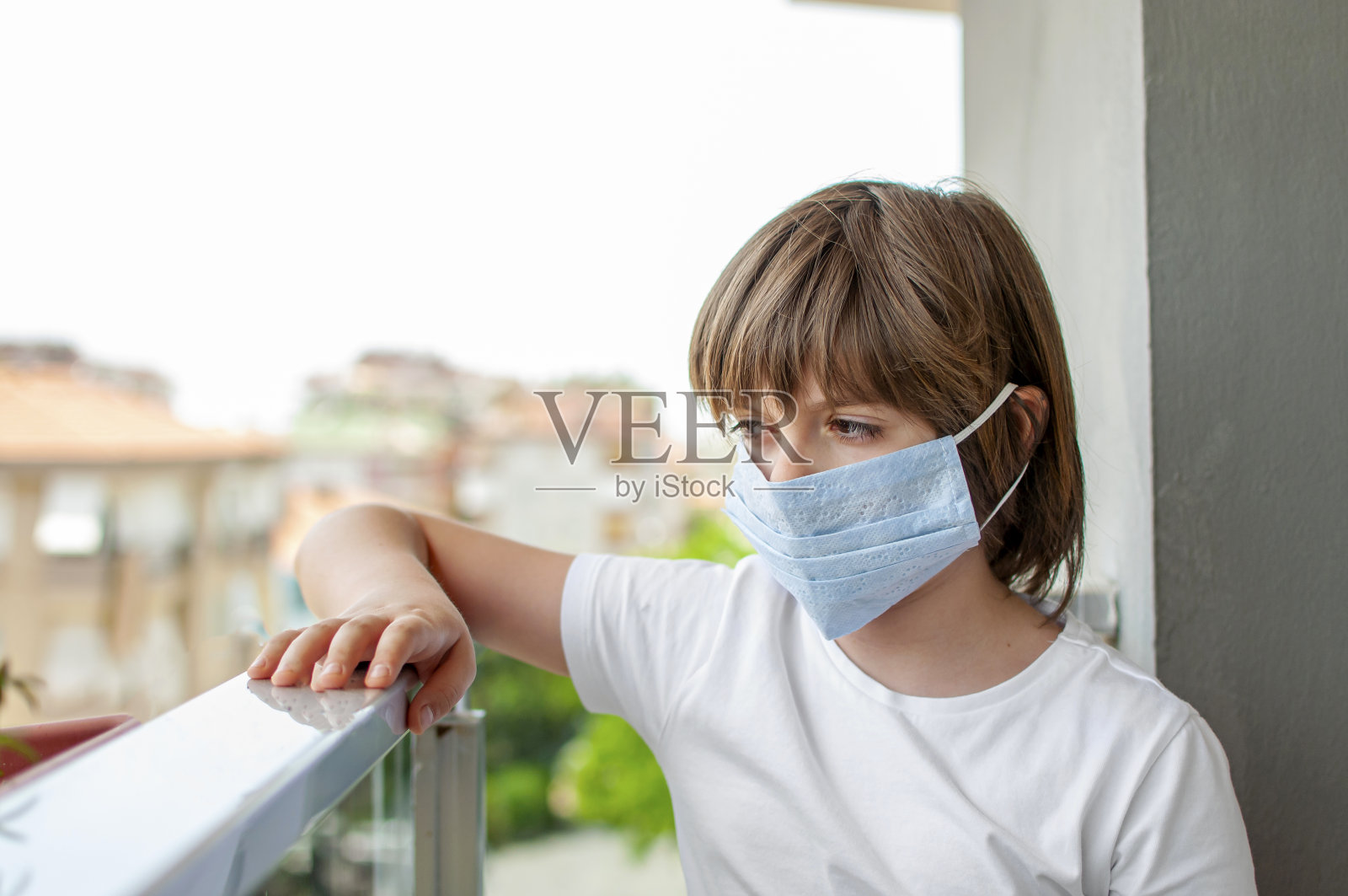 一个男孩的肖像使用保护面具的自然照片摄影图片