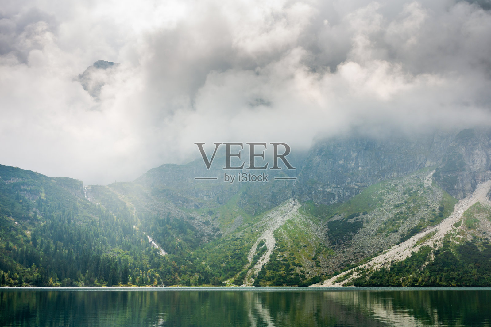 在山湖。莫斯基欧科(海眼)湖是波兰高塔特拉山脉最受欢迎的地方。照片摄影图片