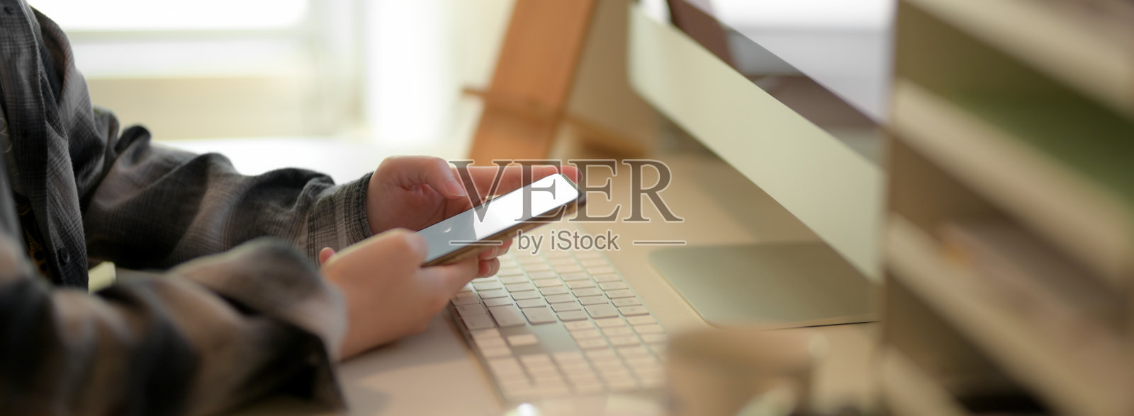 在白色办公桌上搜索智能手机模型的女商人的侧面视图照片摄影图片