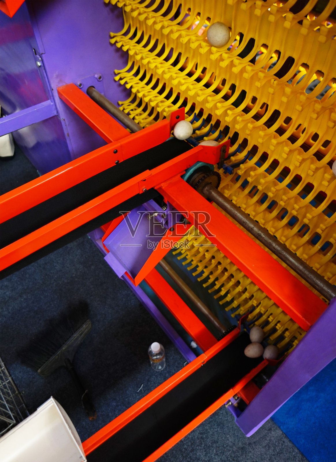 封闭的自动喂料器在笼养鸡照片摄影图片