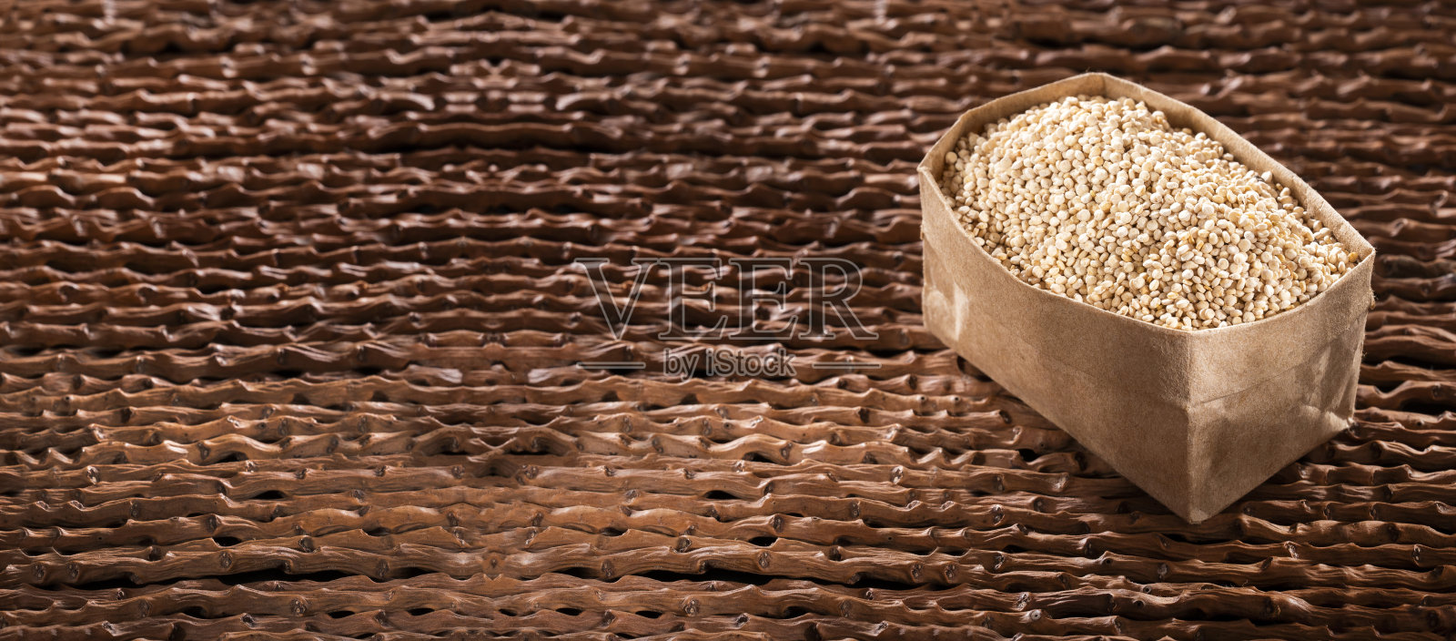 藜麦白藜麦种子在纸袋照片摄影图片