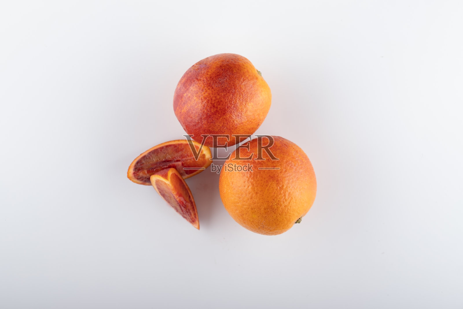 新鲜的红橙色切片在白色的背景上特写照片摄影图片