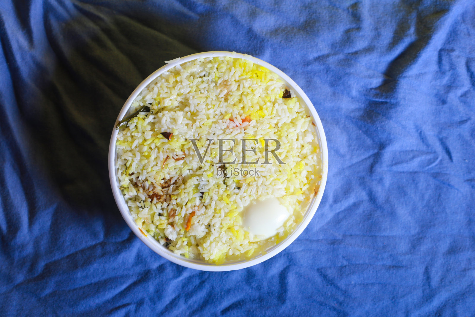 美味的鸡蛋印度饭,白色碗,蓝色背景照片摄影图片