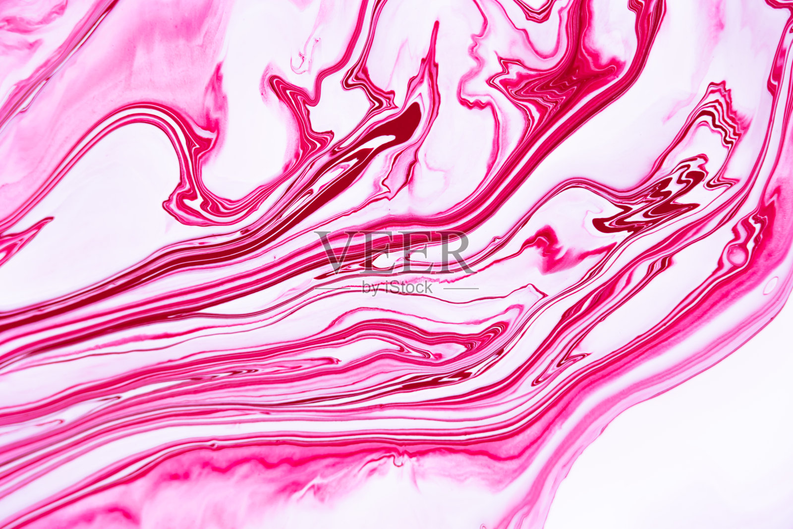 明亮的品红色、粉红色和白色大理石花纹光栅背景。彩色液体条纹极简时尚的油漆纹理。玫瑰红色抽象流体艺术。丙烯酸和油流动的现代创意背景。照片摄影图片