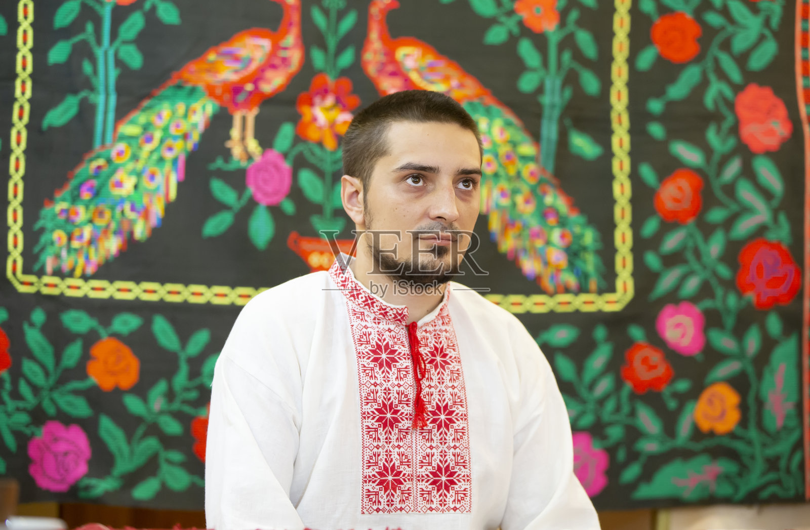 一个穿着斯拉夫民族服装的男人。穿绣花衣服的人。乌克兰。照片摄影图片