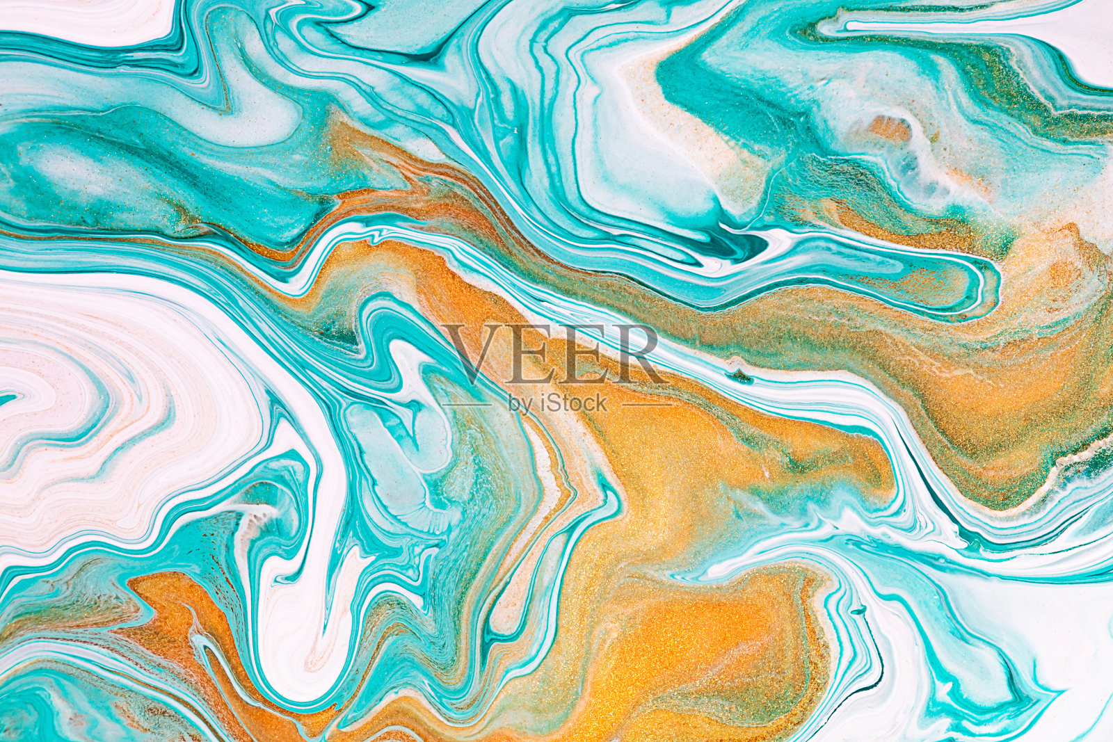 流体艺术纹理。背景与抽象颜料混合效果。液体丙烯酸画流动和飞溅。混合油漆海报或壁纸。白色,薄荷色和金色溢出的颜色。照片摄影图片