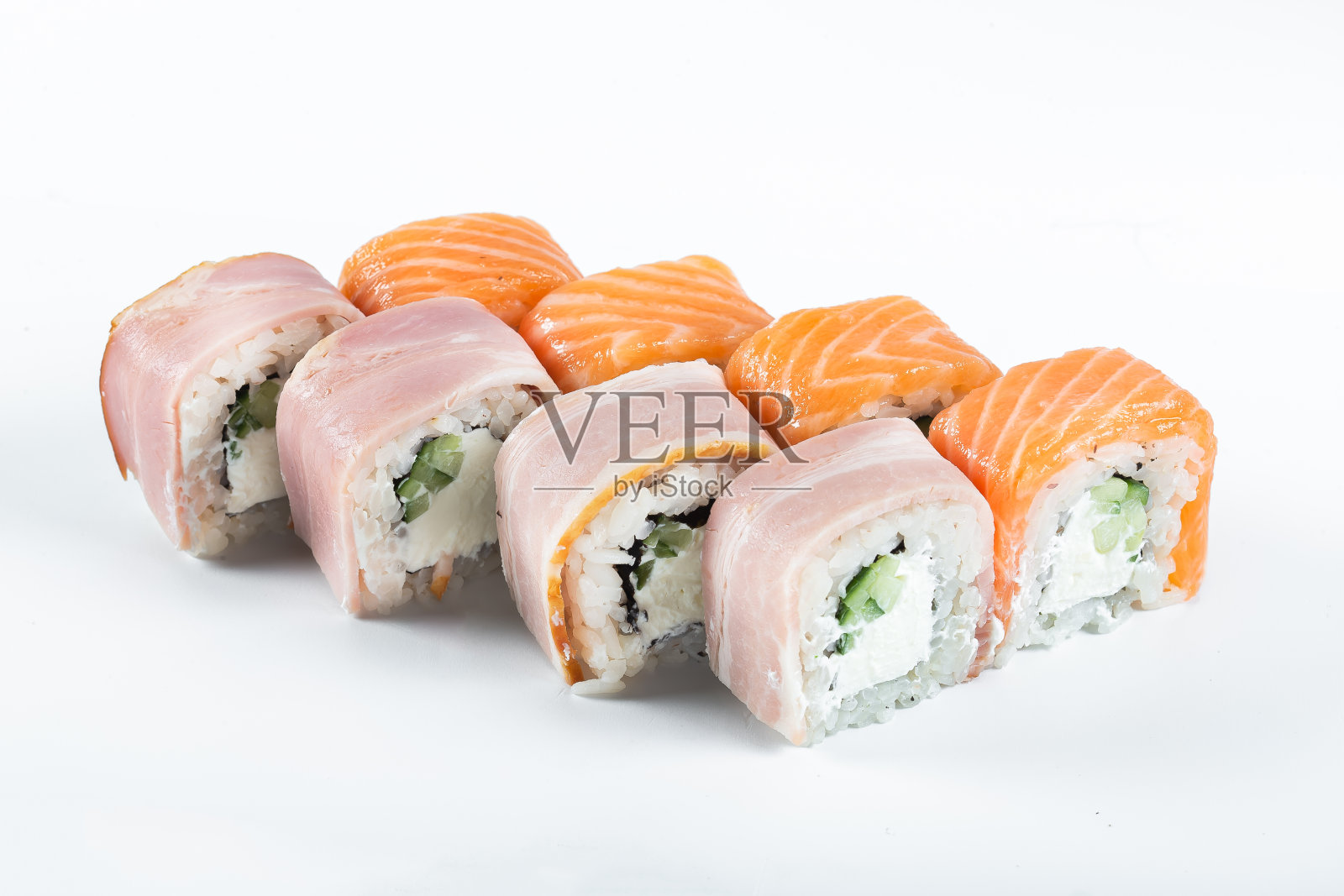 寿司卷与红鱼和培根,照烧酱,芝麻,在一个孤立的白色背景照片摄影图片