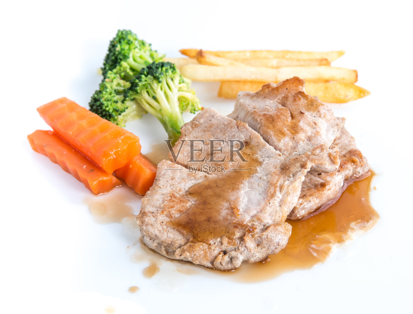 白色背景上的猪肉牛排和蔬菜照片摄影图片