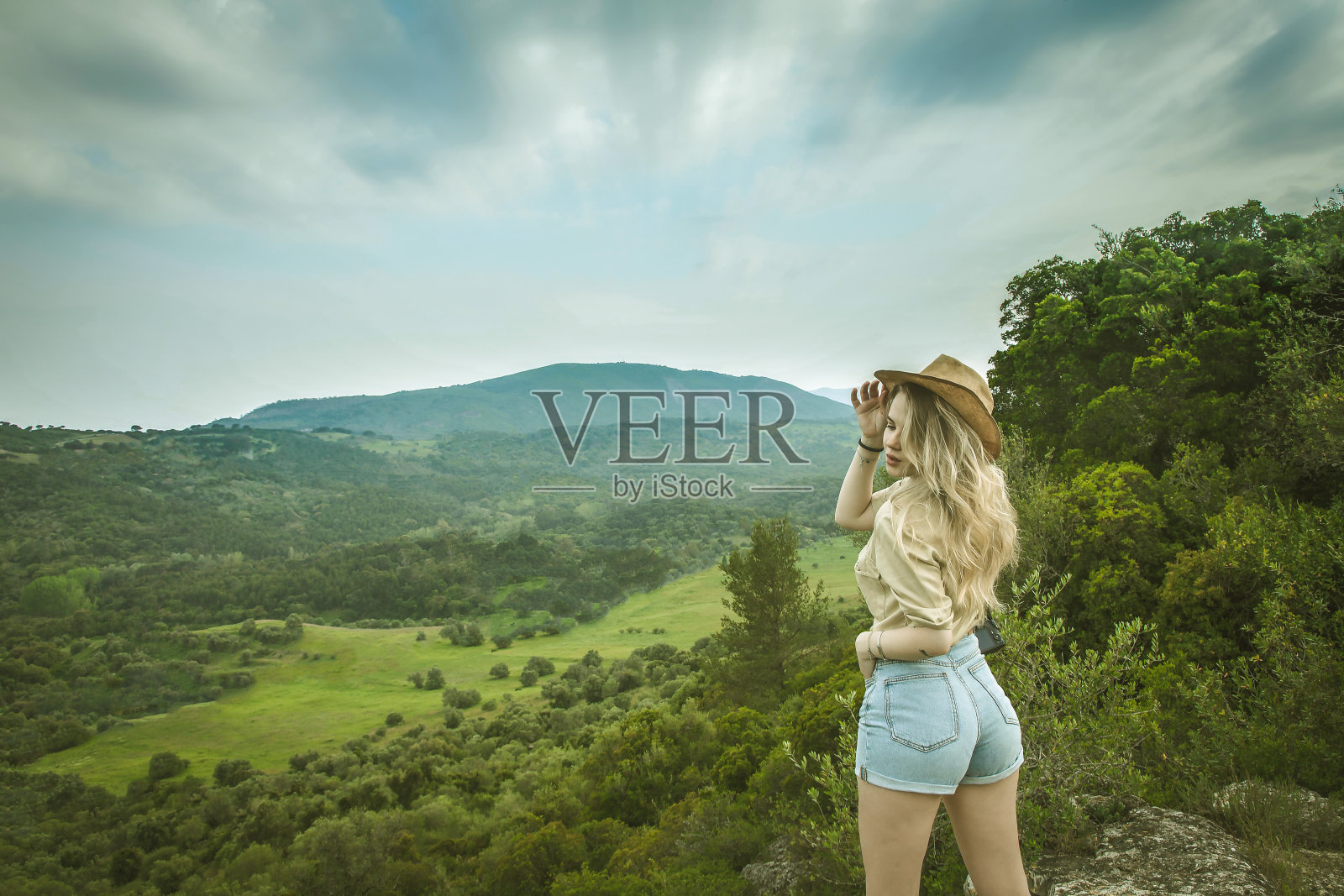 山里的女人照片摄影图片