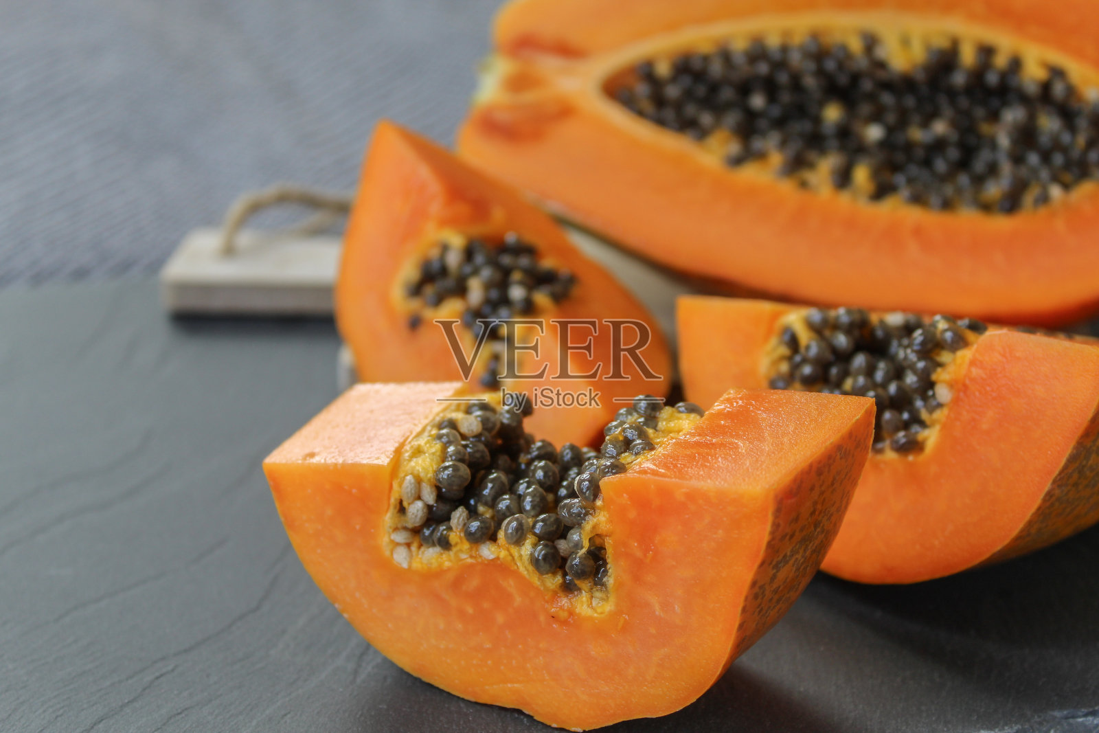 灰色背景上的木瓜片照片摄影图片