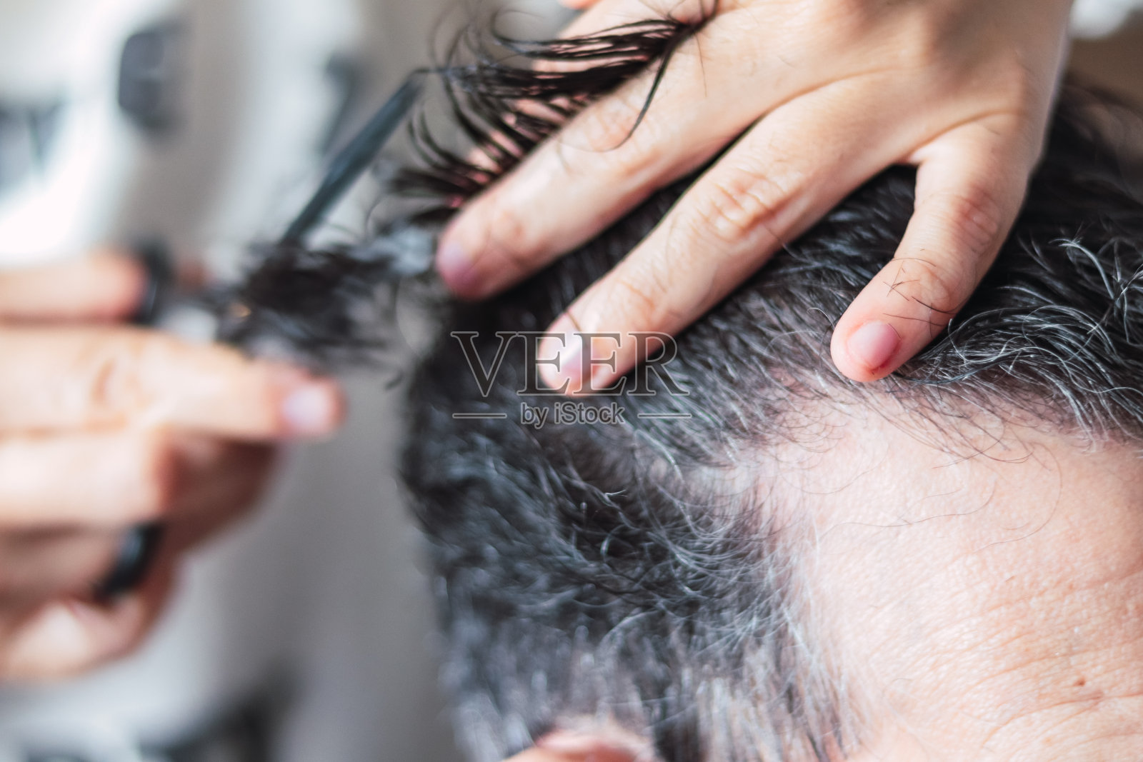 剪了头发的男人美丽瞬间照片摄影图片