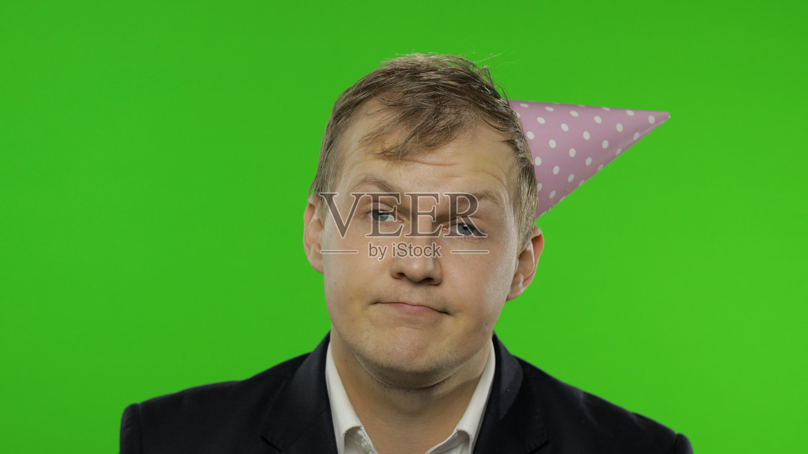 醉酒、沮丧、衣衫不整的年轻商人在节日帽子里,宿醉照片摄影图片