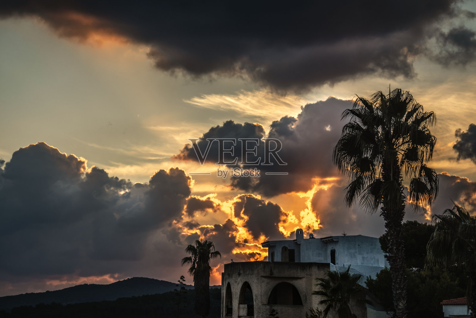 日落时分Fertilia上空的乌云照片摄影图片