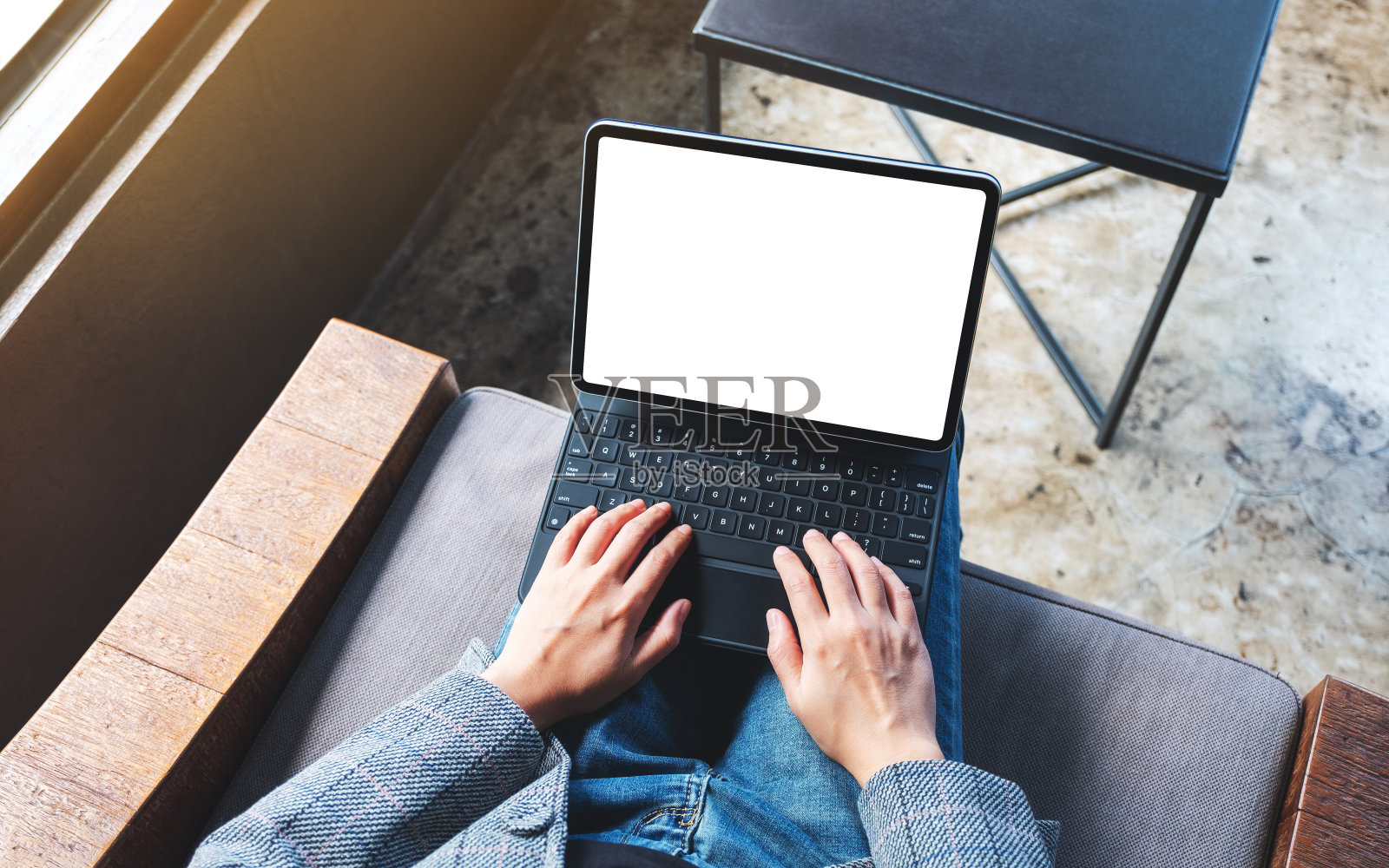 一个女人在平板电脑上用白色的桌面屏幕打字照片摄影图片