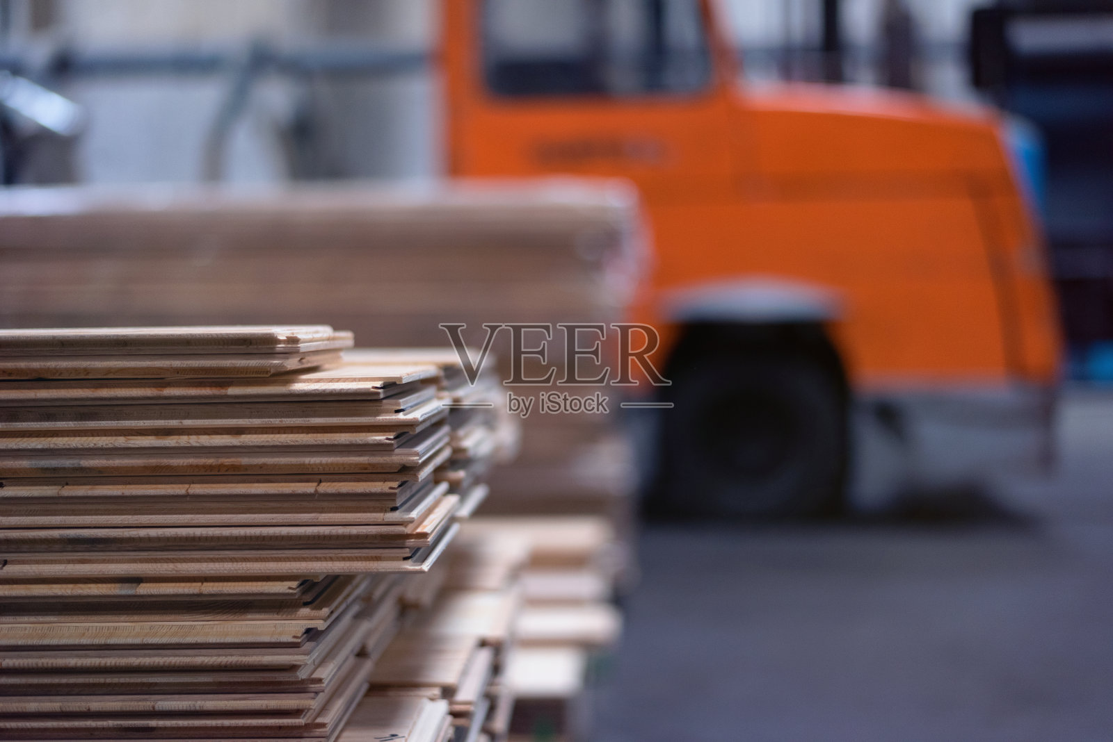 木材地板厂。工厂仓库中成堆的木材。木材在仓库。照片摄影图片