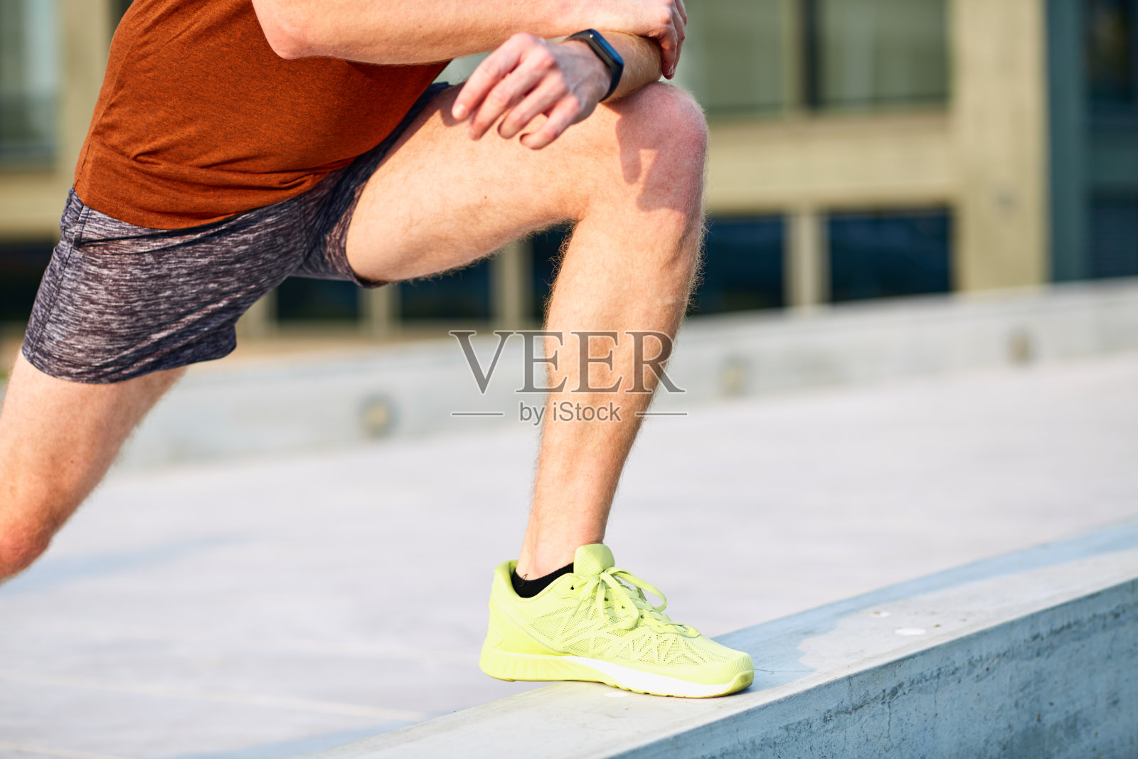 一个年轻人在城市公园里做运动。照片摄影图片